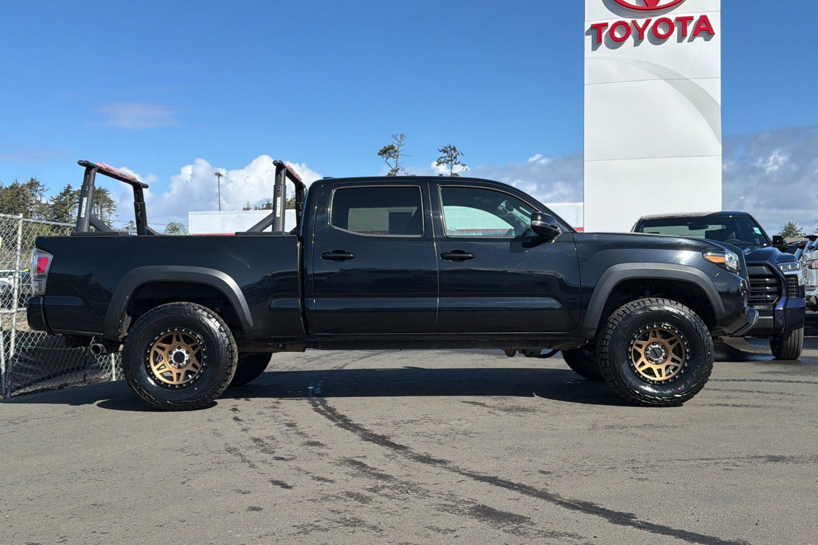 View vehicle photo 3