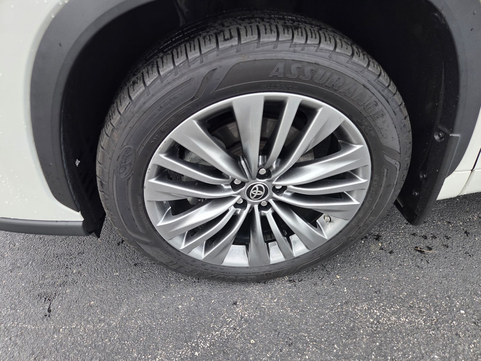 used 2021 Toyota Highlander car, priced at $29,325