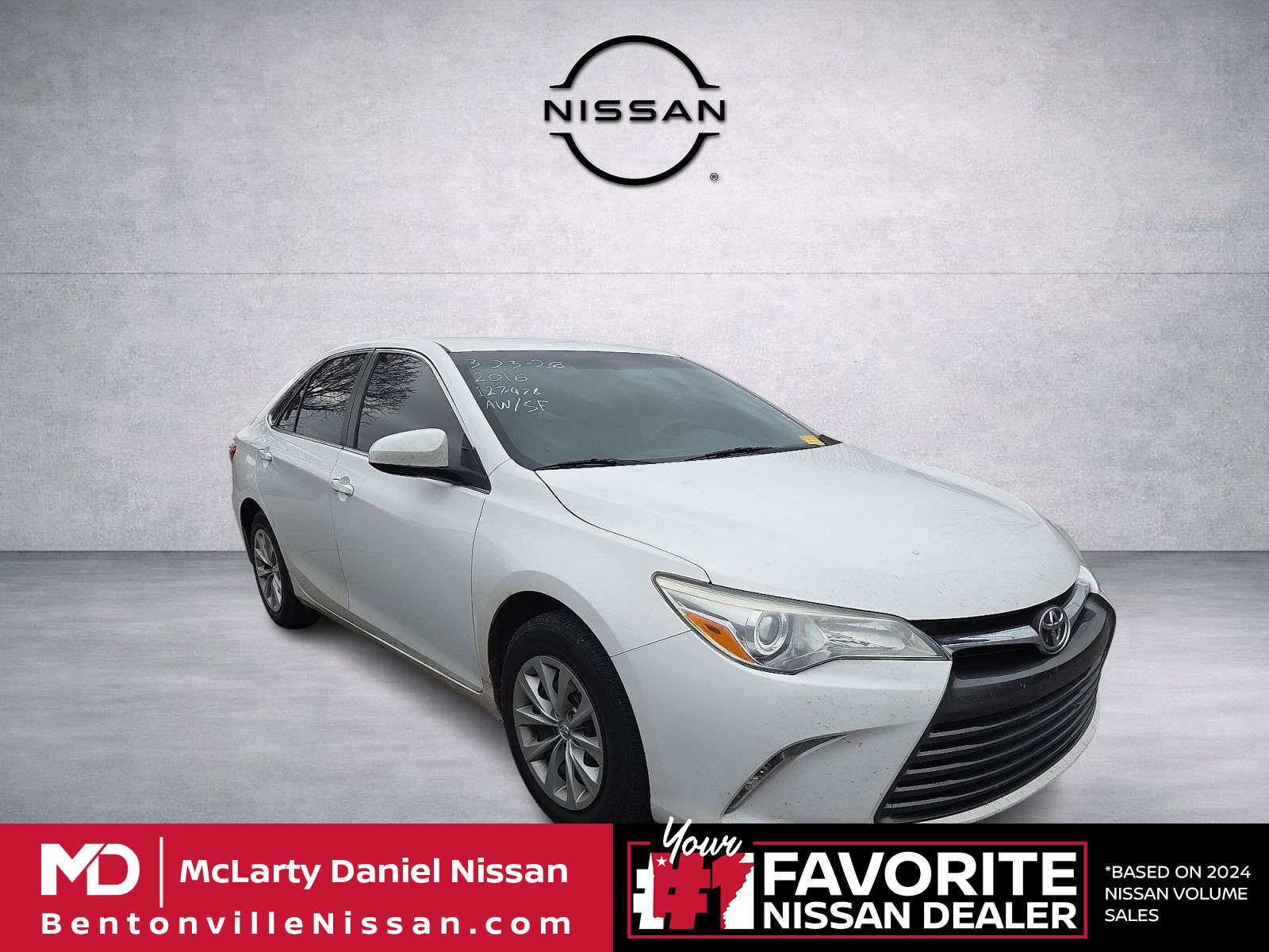 Super White 2016 Toyota Camry Sedan Front-Wheel Drive 6-Speed Automatic