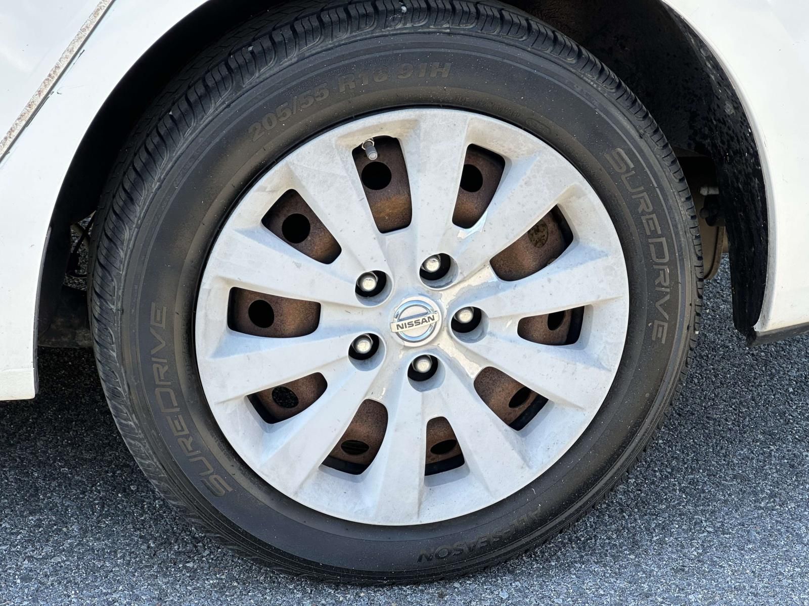 Used 2014 White Nissan S image 27