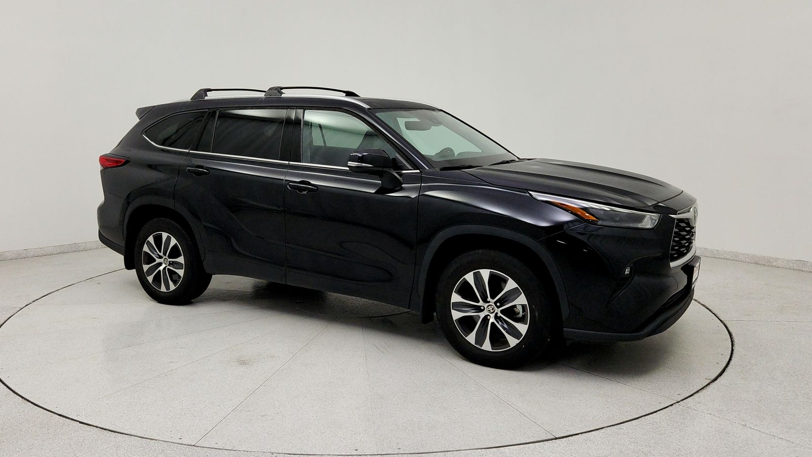 Used 2022 Black Toyota XLE image 9