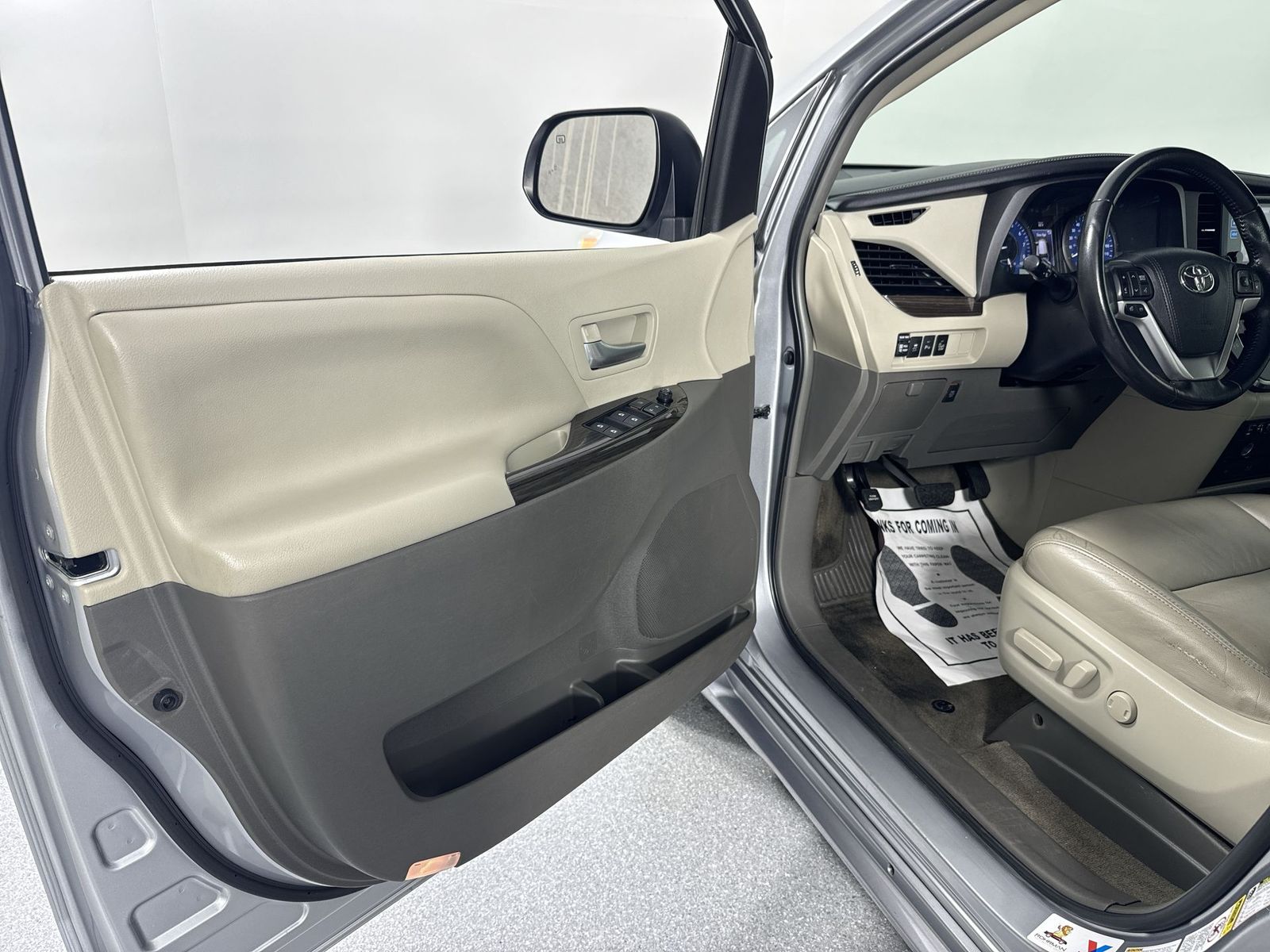 2016 Toyota Sienna Limited 19