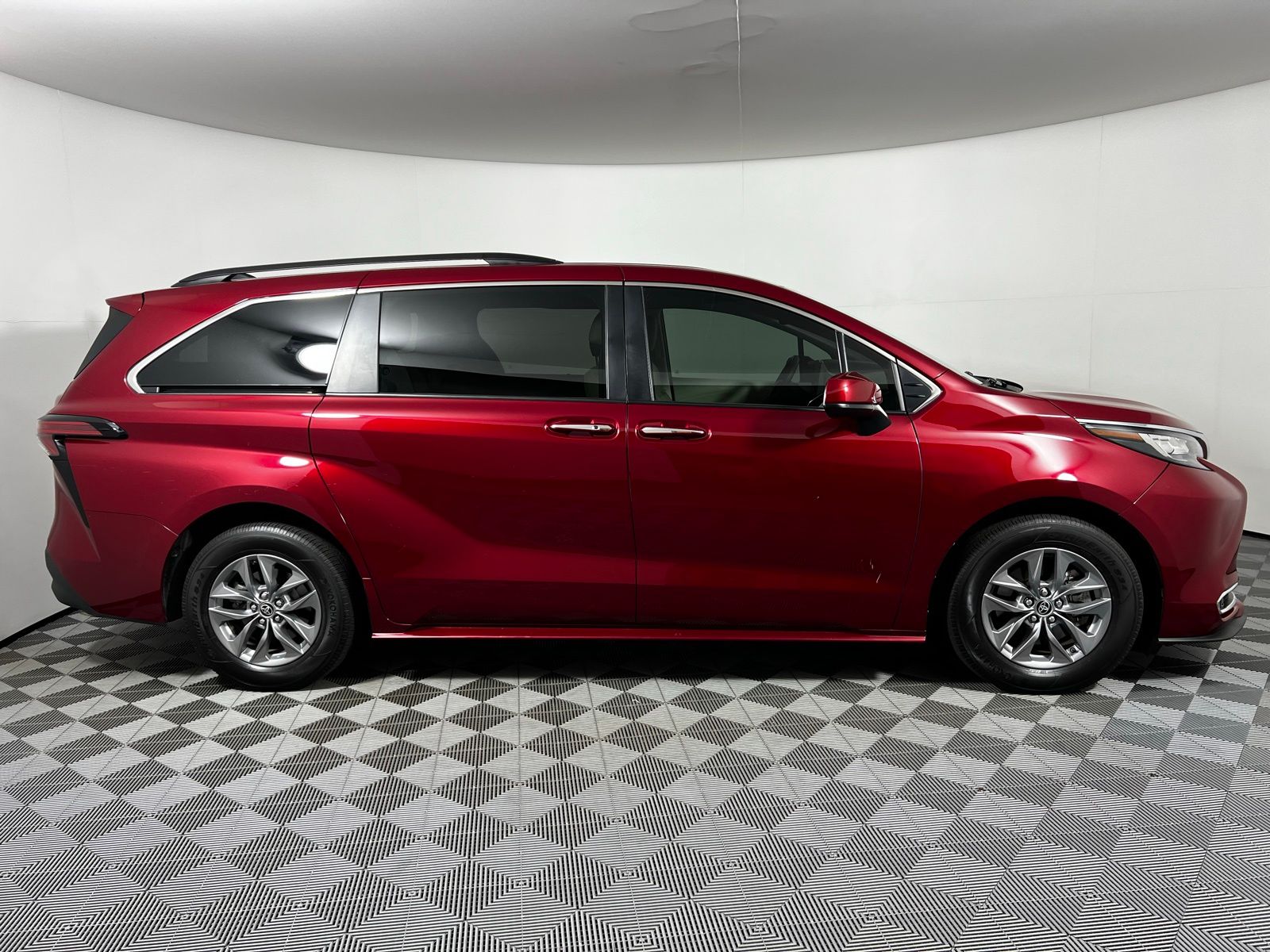 Thumbnail: 2022 Toyota Sienna - 4