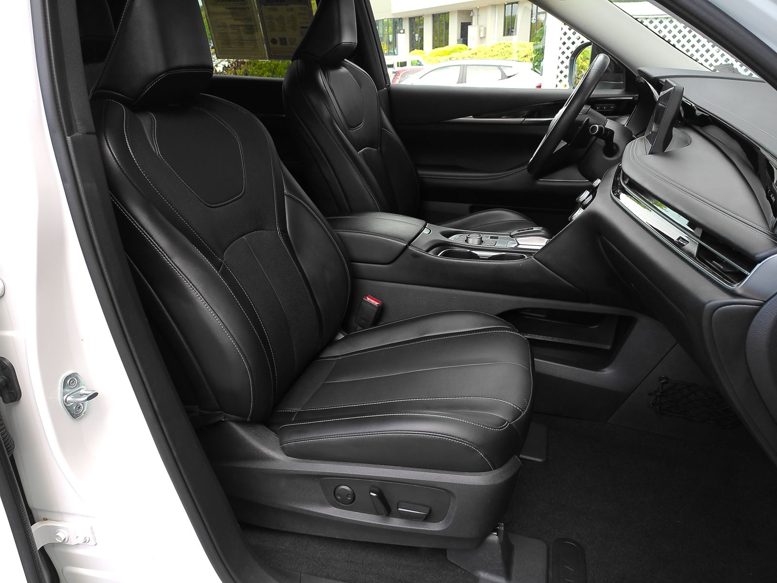 Used 2023 White INFINITI PURE image 41