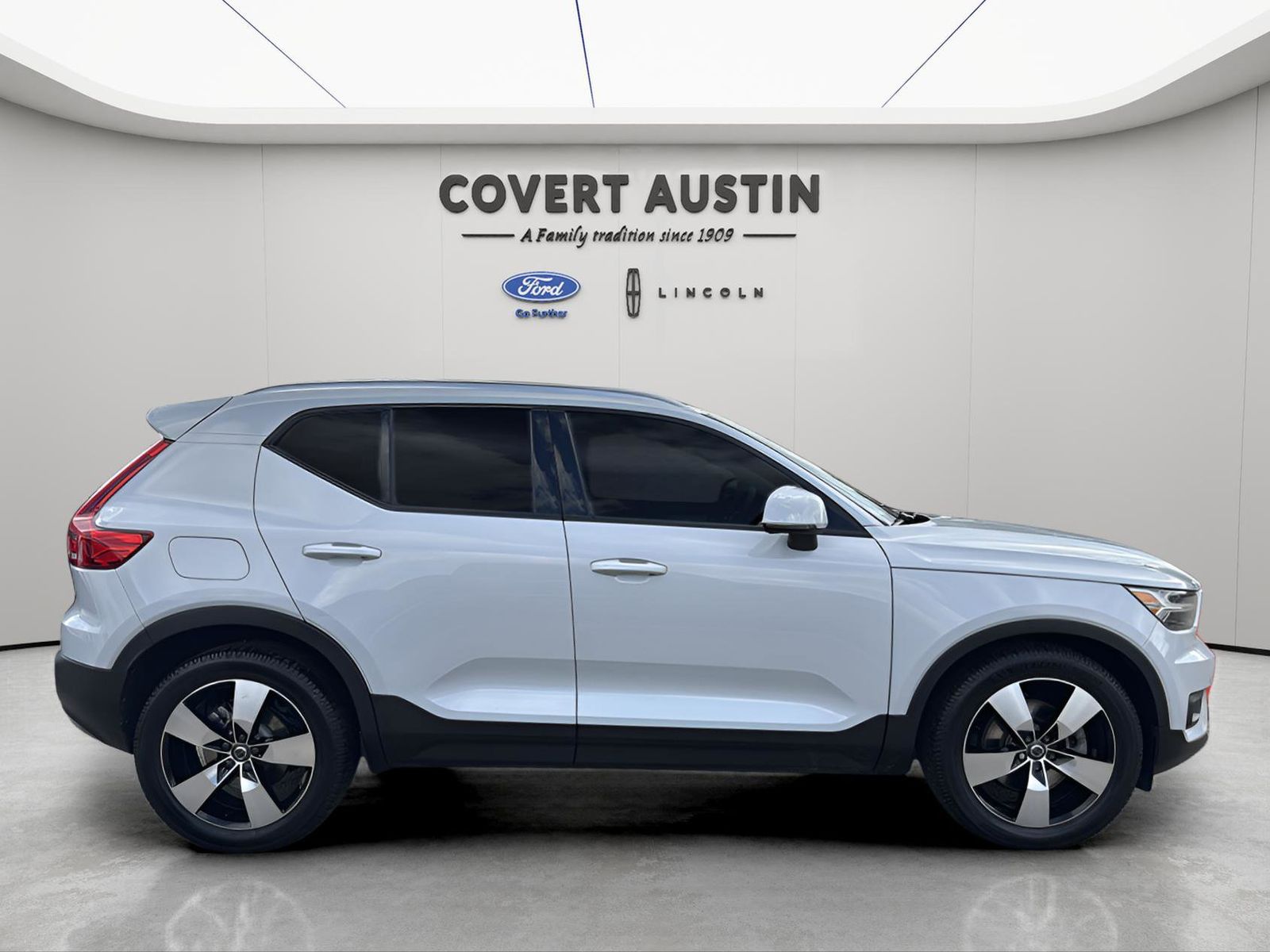 Used Car 2022 Volvo Xc40  Momentum For Sale Under $30,000 In Austin, Texas
