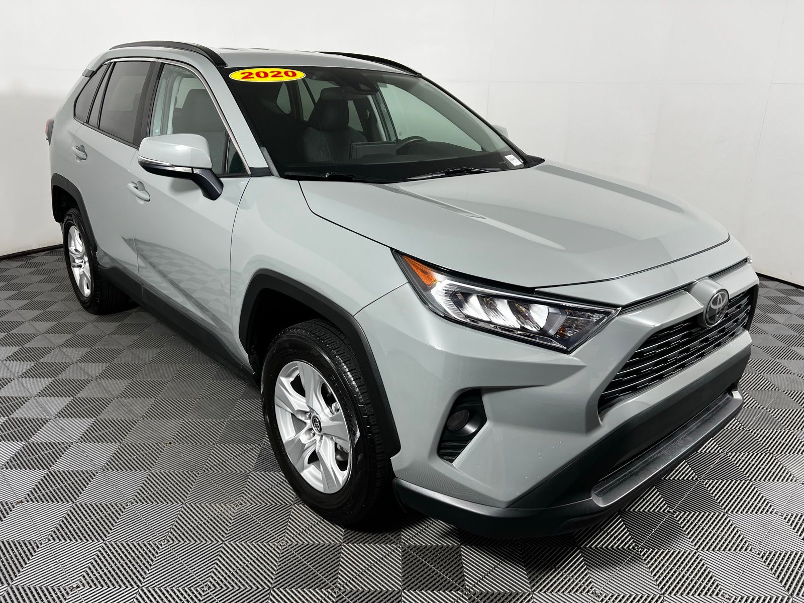 2020 Toyota RAV4 XLE 3