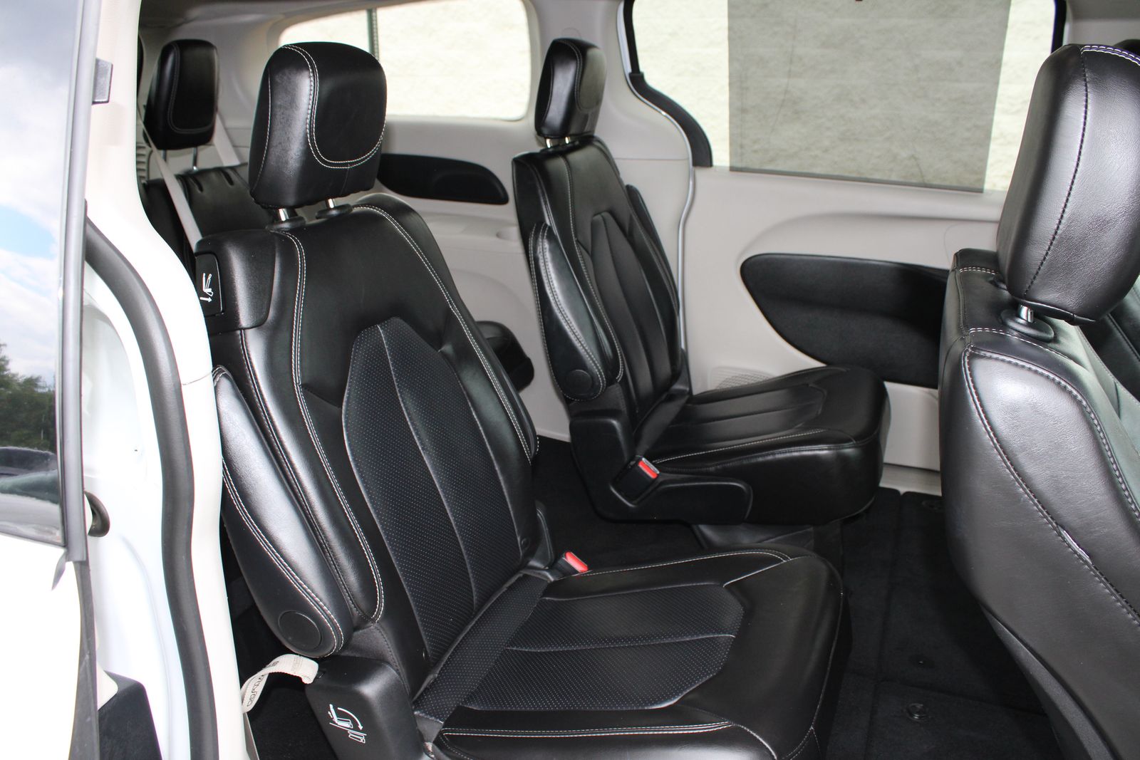 Used 2024 White Chrysler Touring L image 27