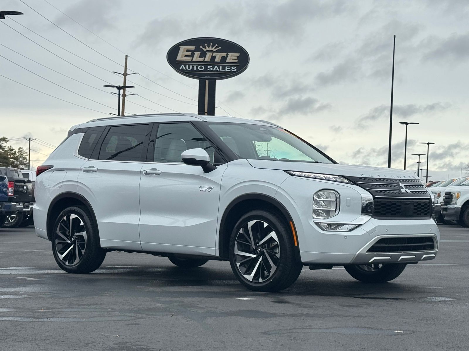 2023 Mitsubishi Outlander Plug-In Hybrid SEL's photo