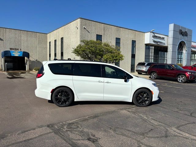  2026 Chrysler Pacifica Limited FWD   