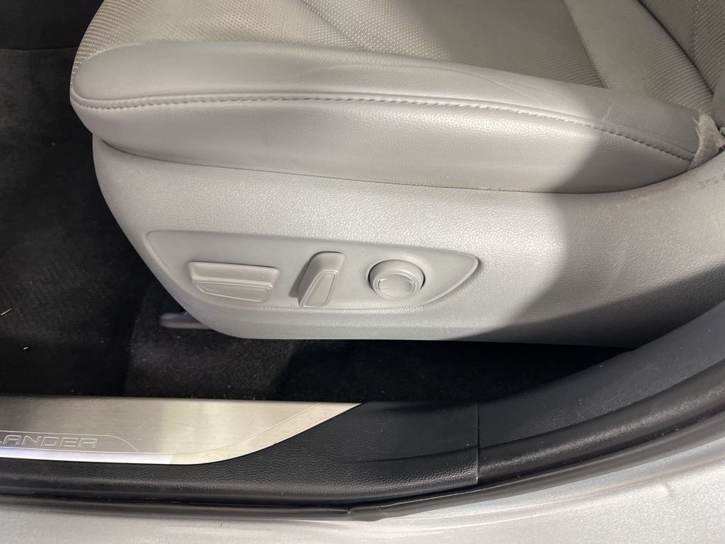 Thumbnail: 2021 Toyota Highlander - 26