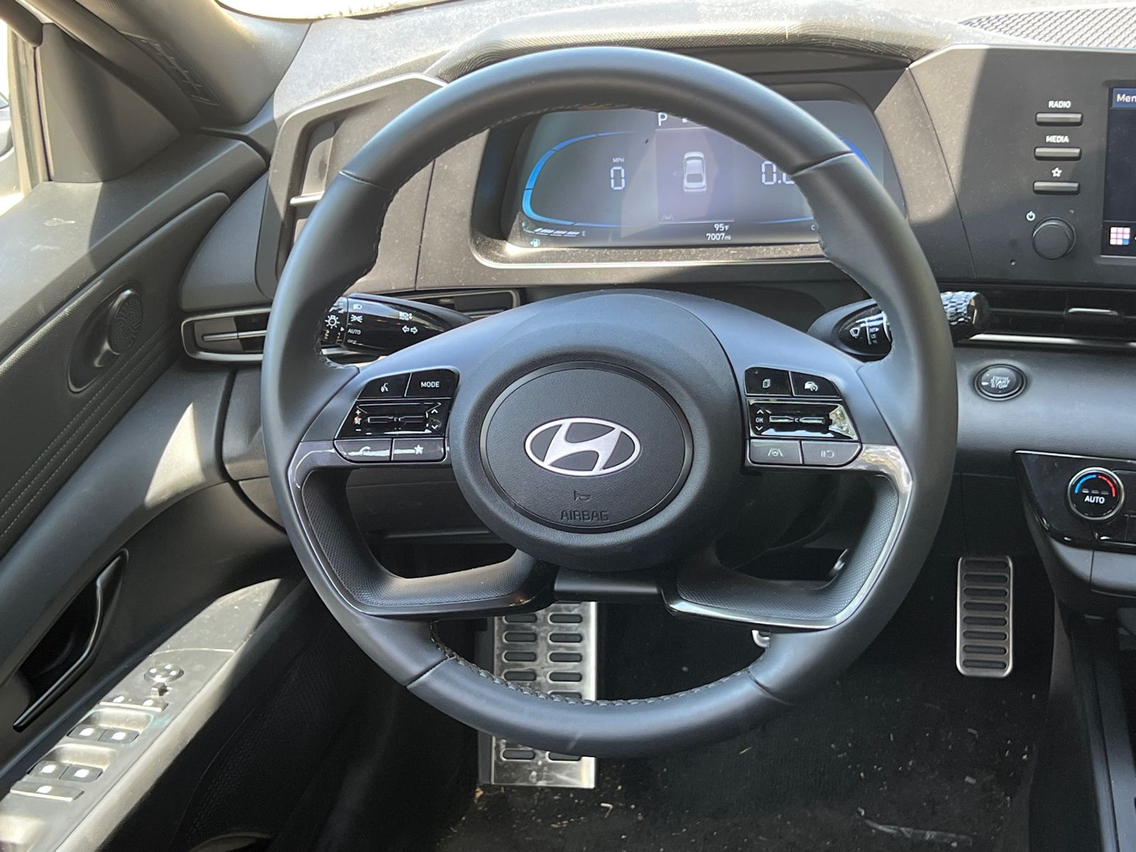 Used 2025 White Hyundai SEL Sport image 21