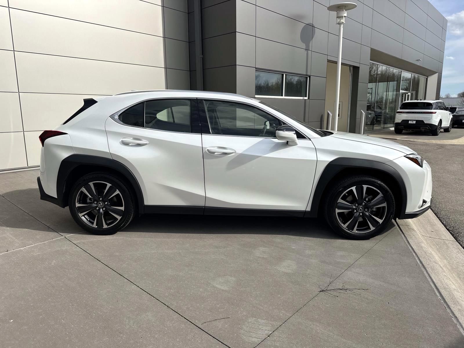 View vehicle photo 4