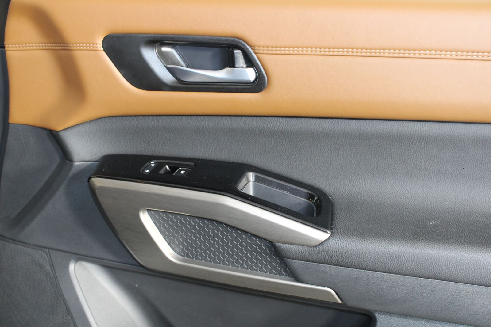 Used 2025 Gray Nissan Platinum image 16