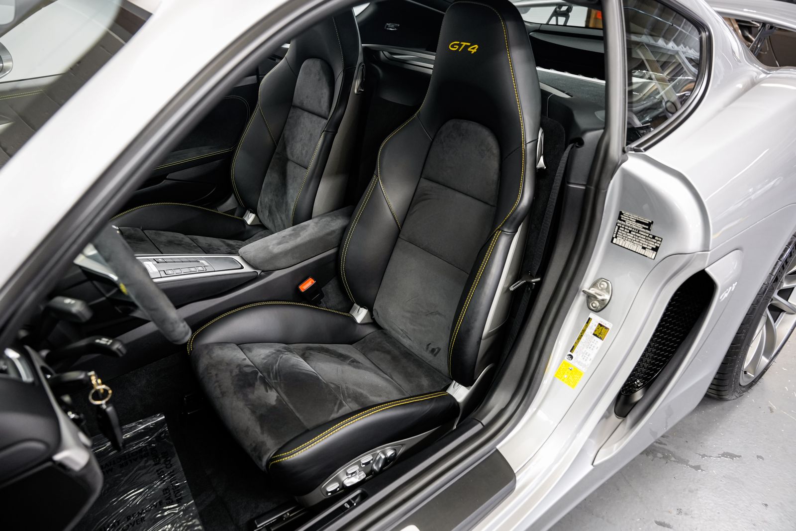 2016 Porsche Cayman GT4 — photo 17