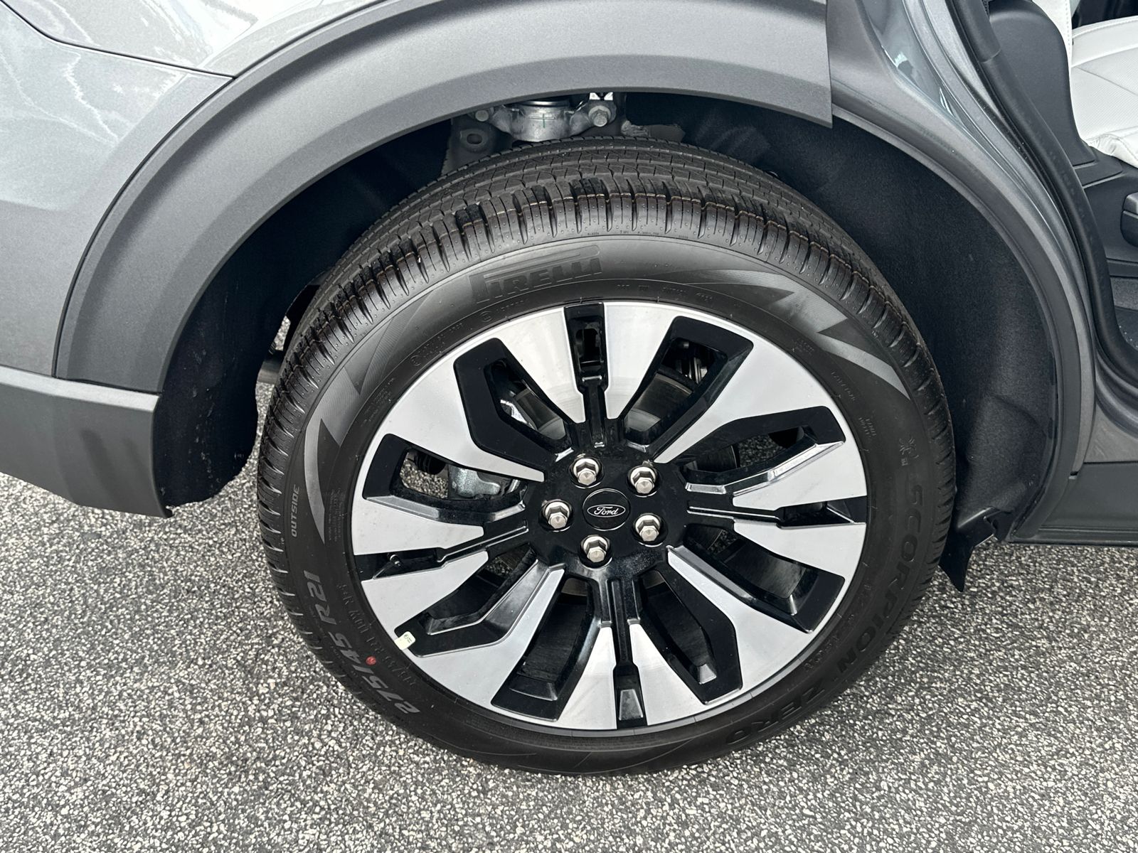 New 2026 Carbonized Gray Metallic Ford Platinum™ image 18