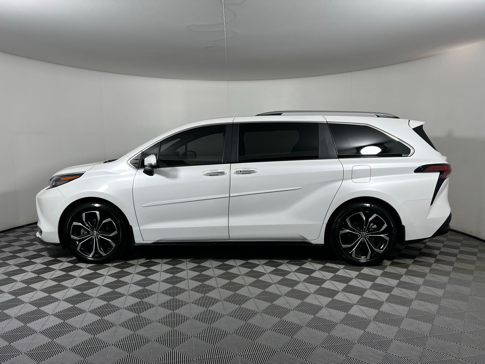 2025 Toyota Sienna Platinum 8