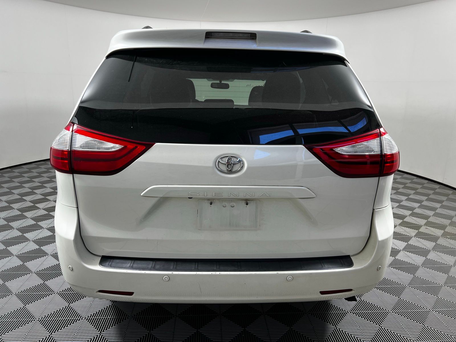 Thumbnail: 2016 Toyota Sienna - 6