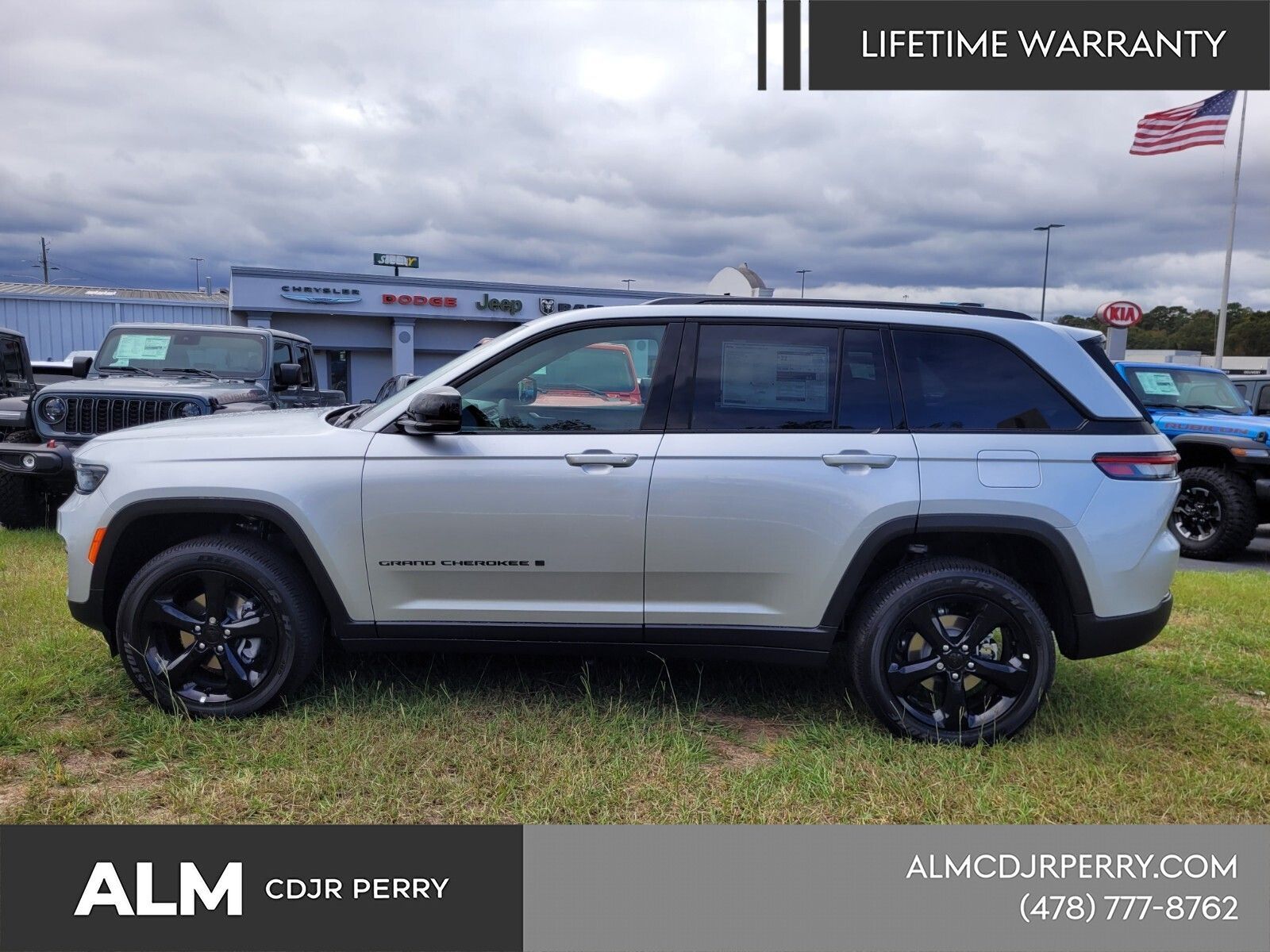 New 2025 Silver Zynith Exterior Paint Jeep Laredo image 3