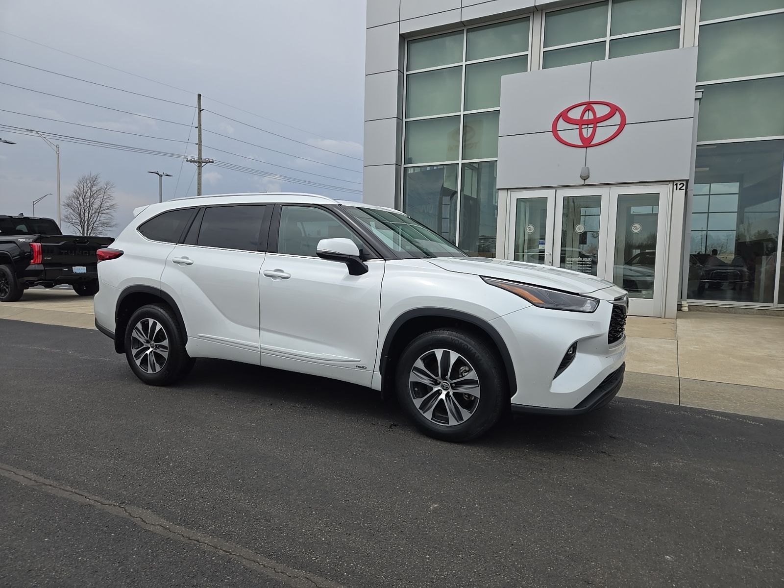 White (Wind Chill Pearl) 2022 Toyota Highlander Hybrid XLE AWD SUV / Crossover All-Wheel Drive Continuously Variable Transmission