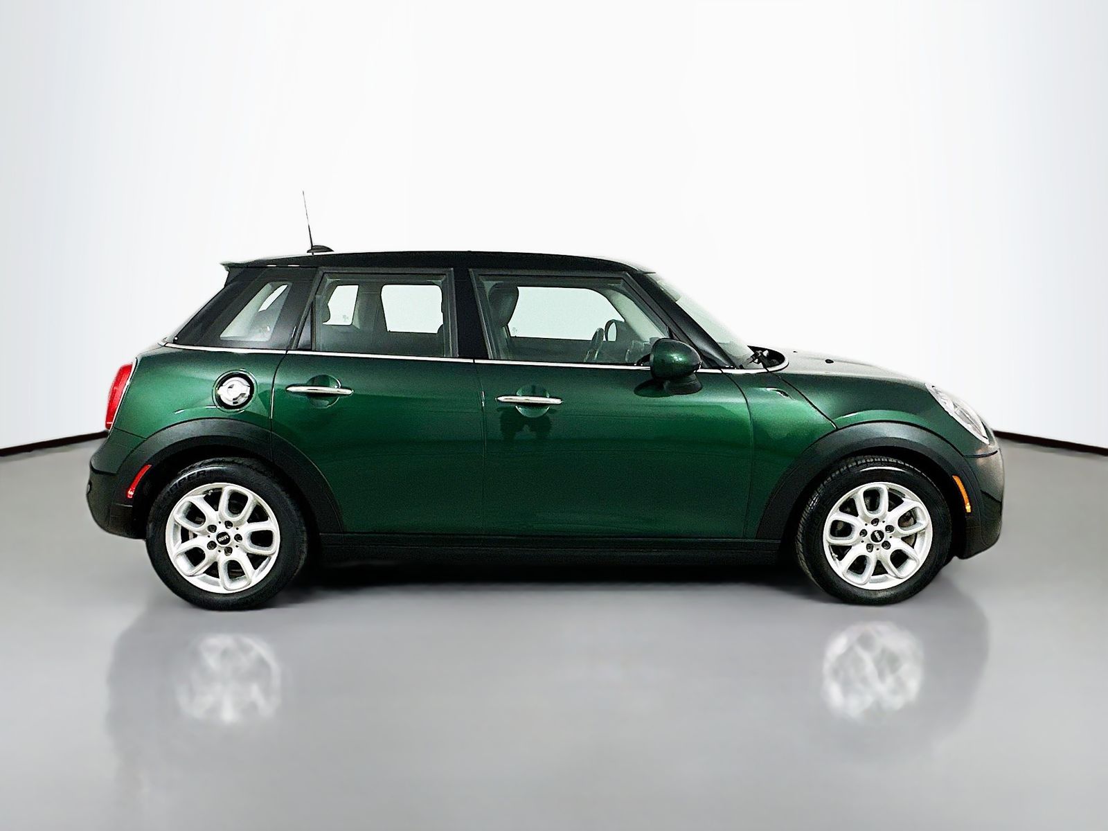 View vehicle photo 4