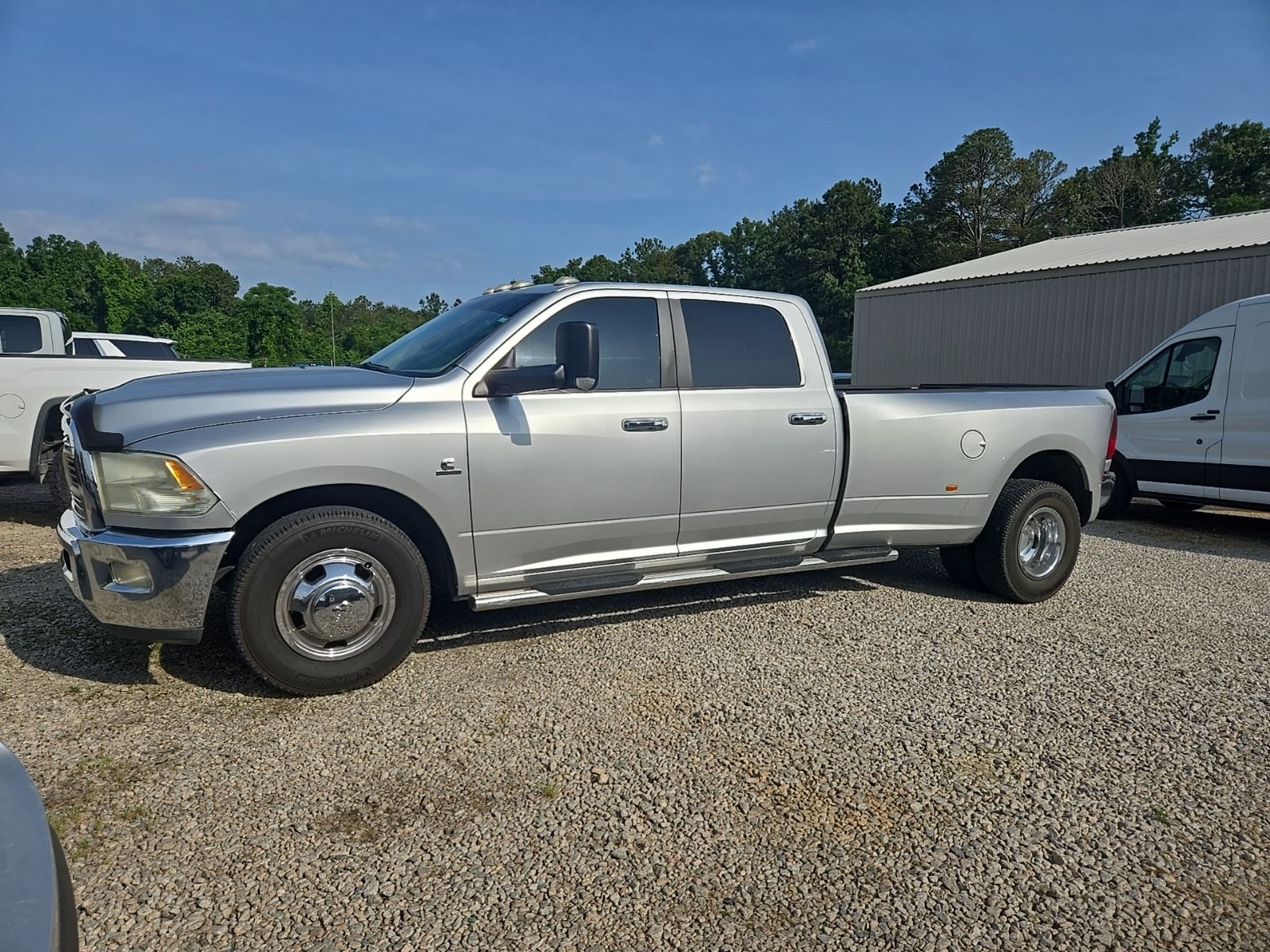 View vehicle photo 3
