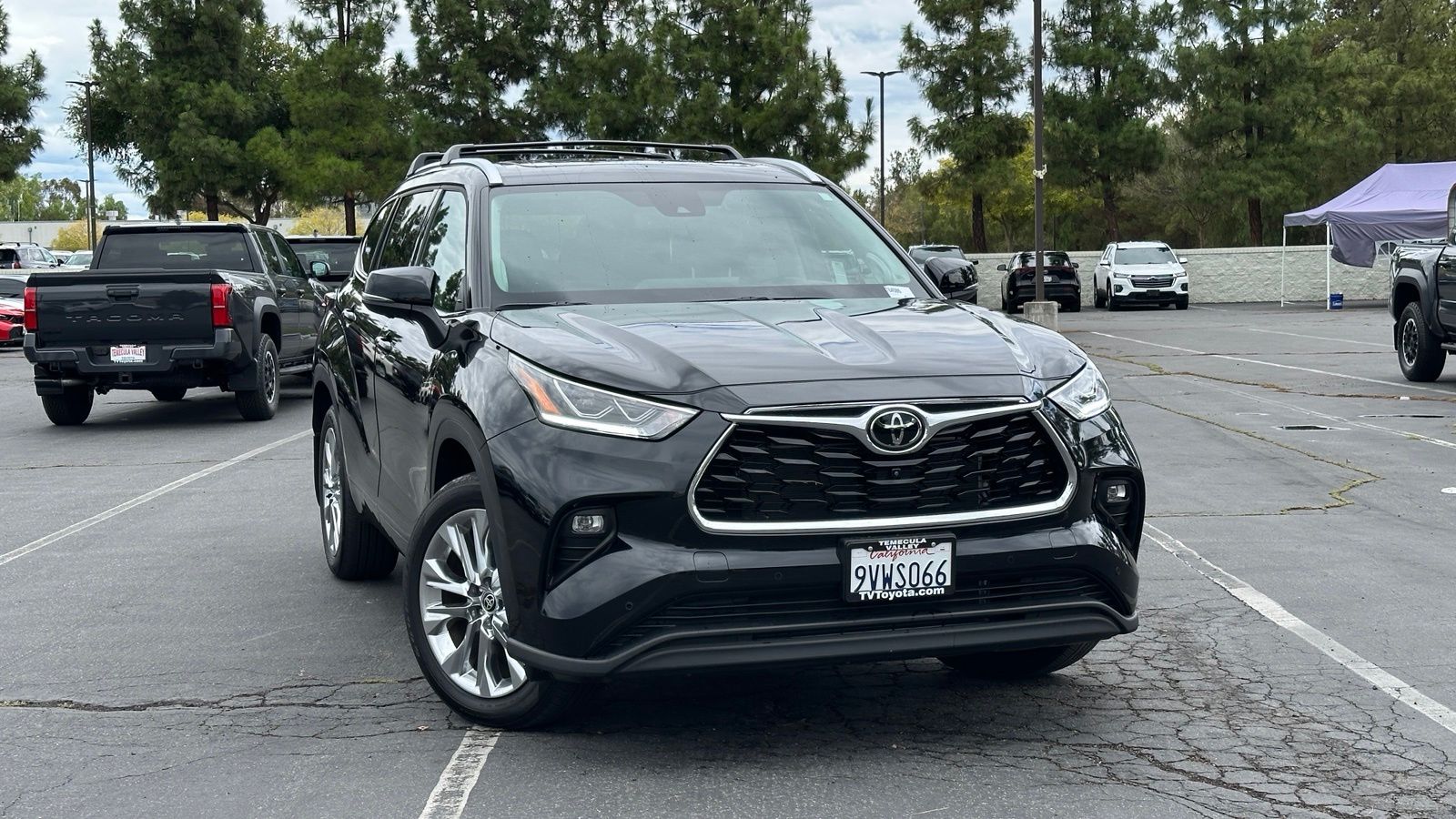 Midnight Black Metallic 2025 Toyota Highlander SUV / Crossover Front-Wheel Drive 8-Speed Automatic