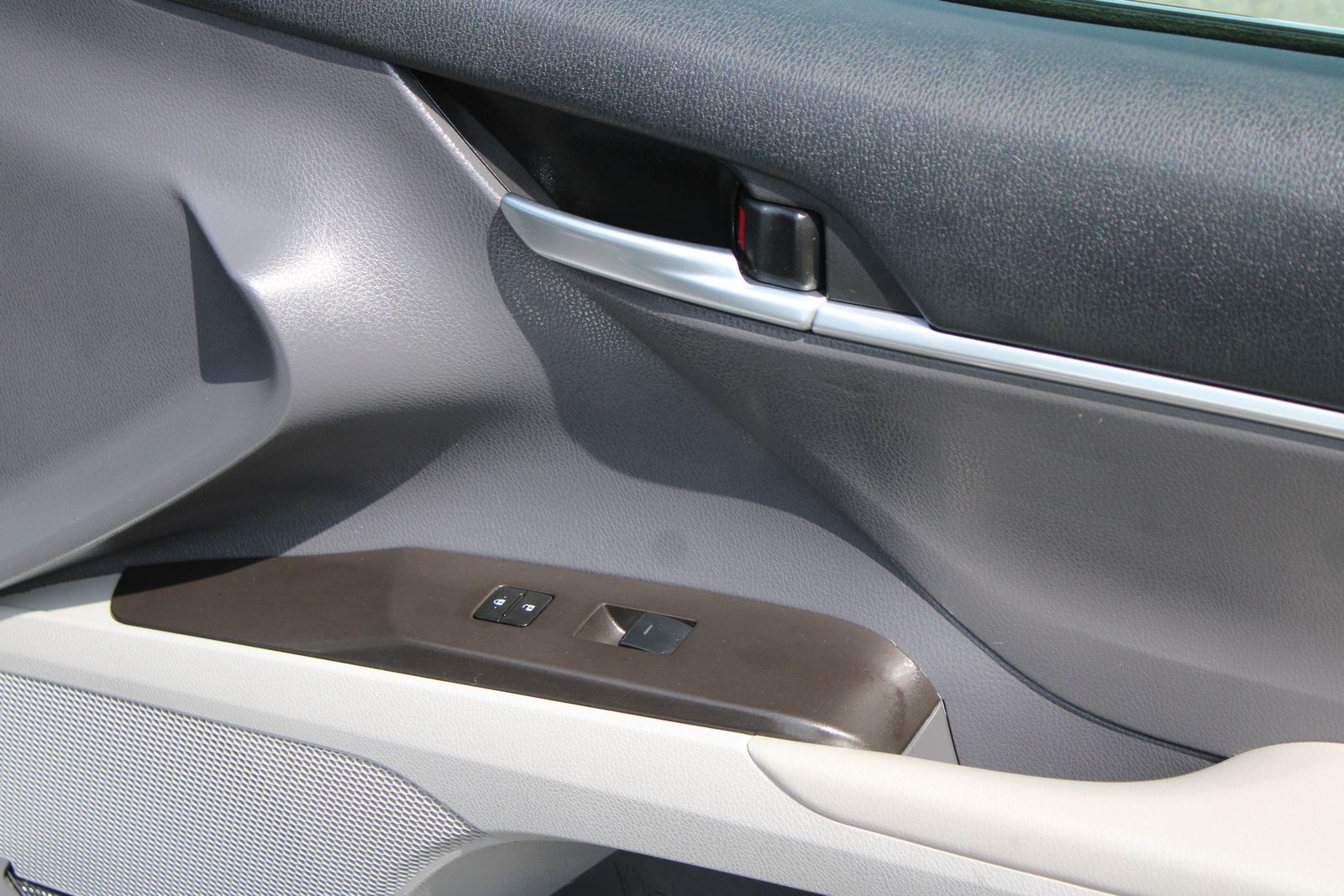 Used 2023 Silver Toyota LE image 27