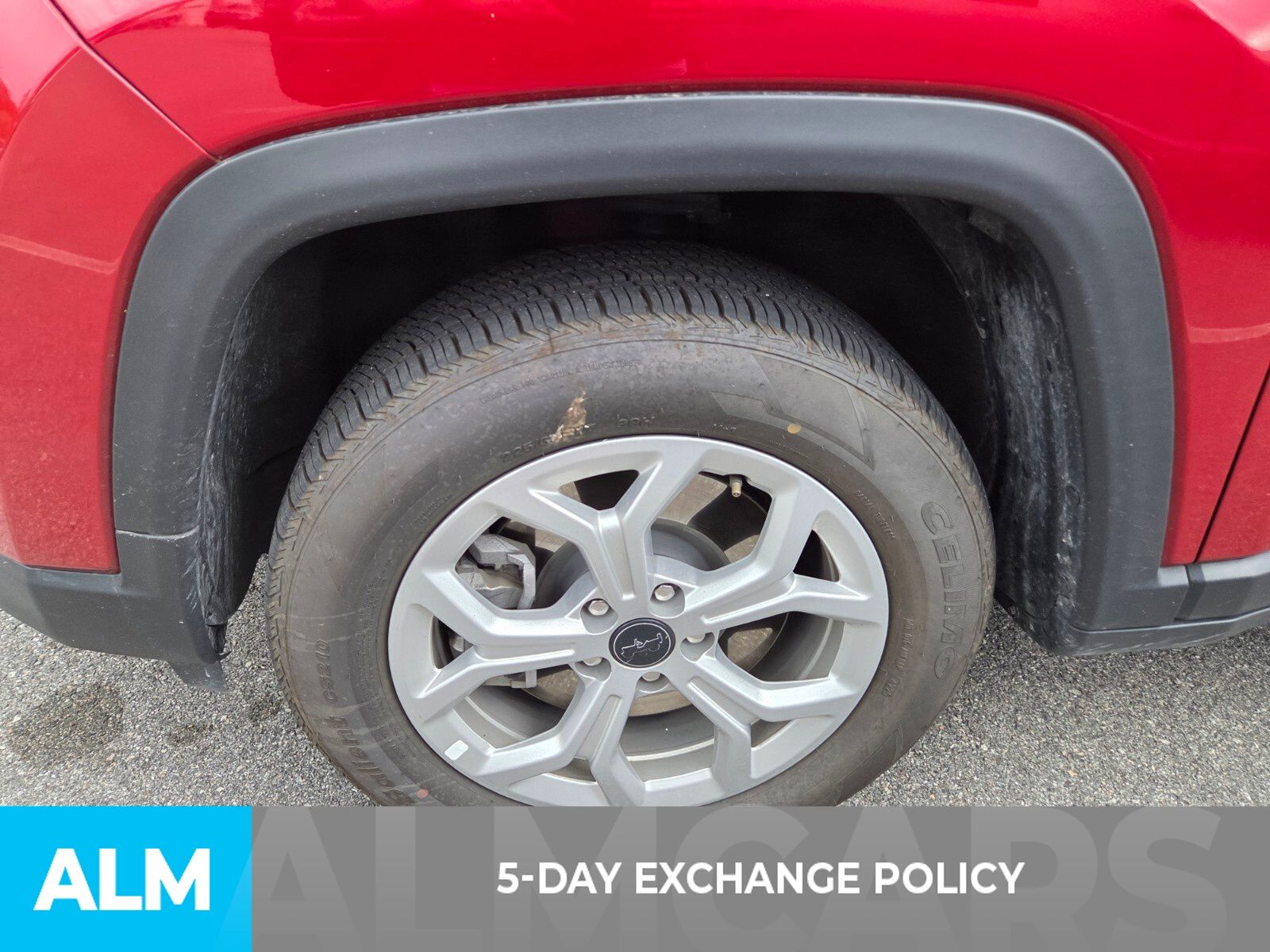 Used 2025 Red Hot Pearlcoat Jeep Latitude image 4