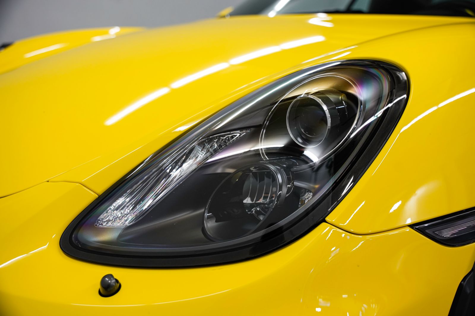 2016 Porsche Cayman GT4 — photo 32