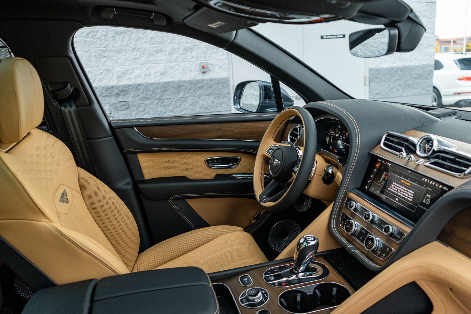 2025 Bentley Bentayga V8 photo 2