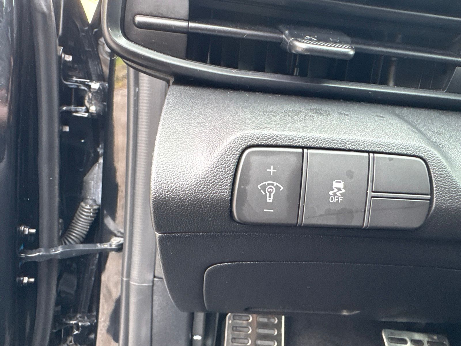 Used 2025 Black Hyundai SEL Sport image 14