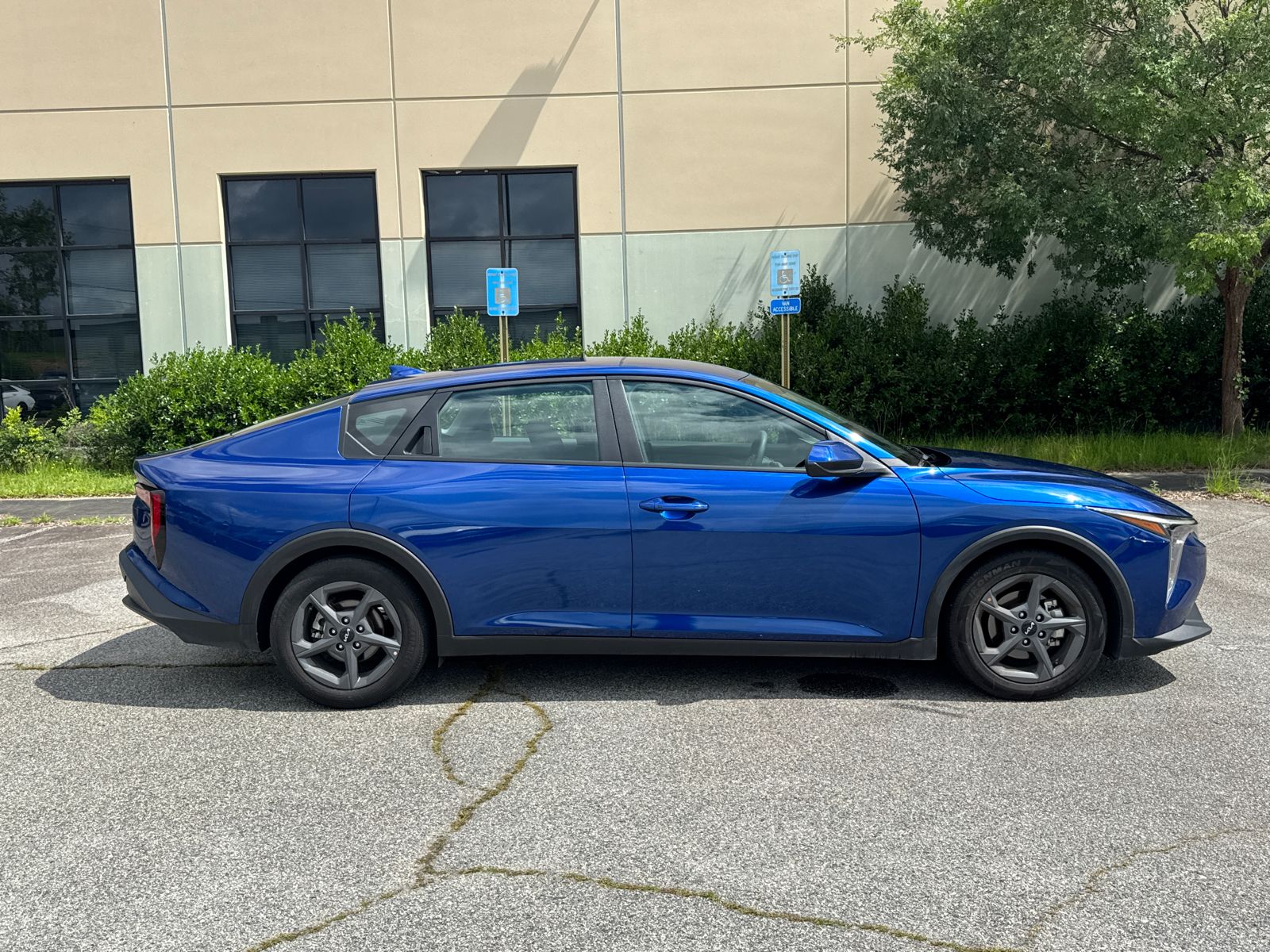 Used 2025 Blue Kia LXS image 4