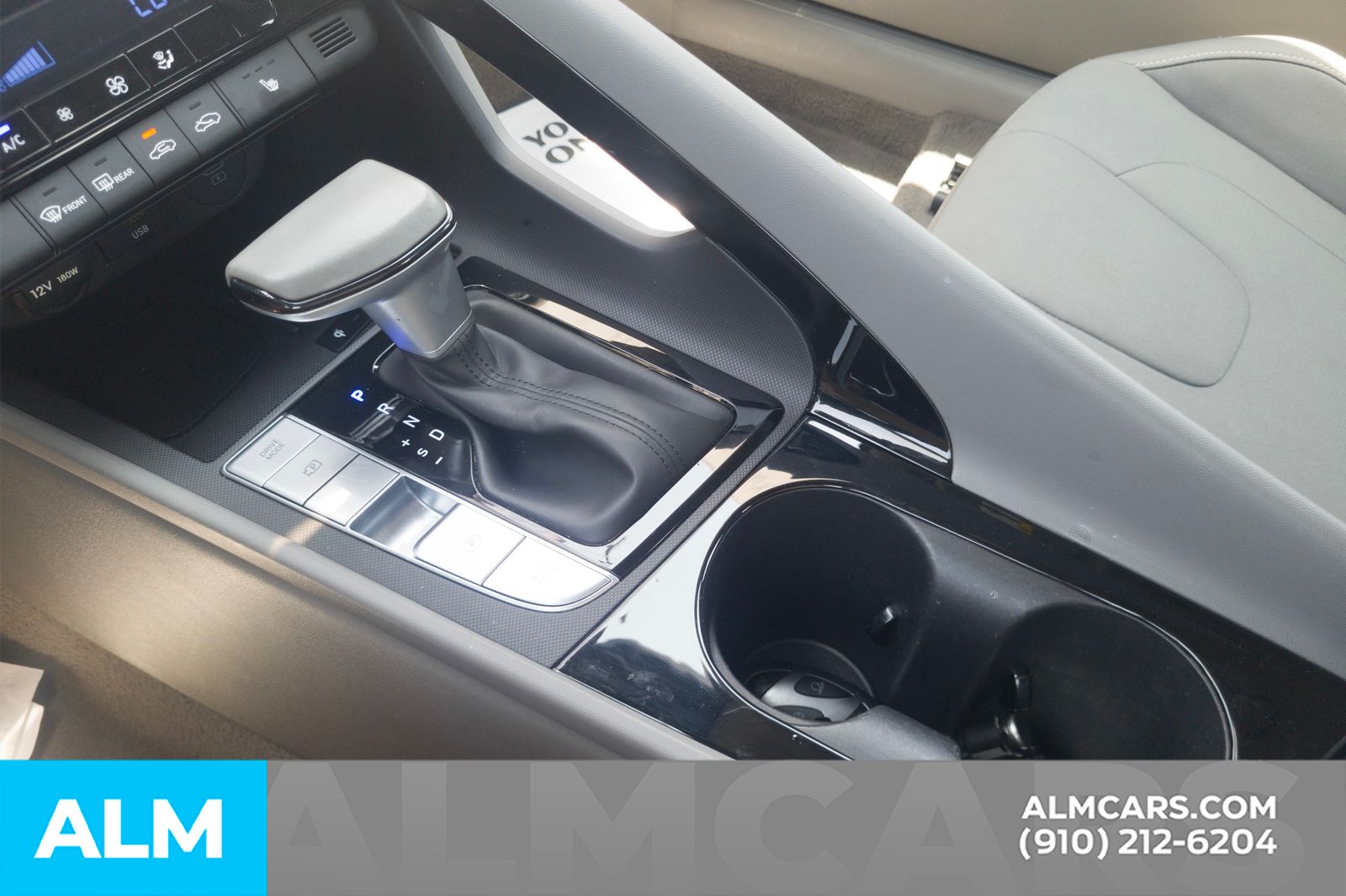 Used 2025 White Hyundai SEL Convenience image 23
