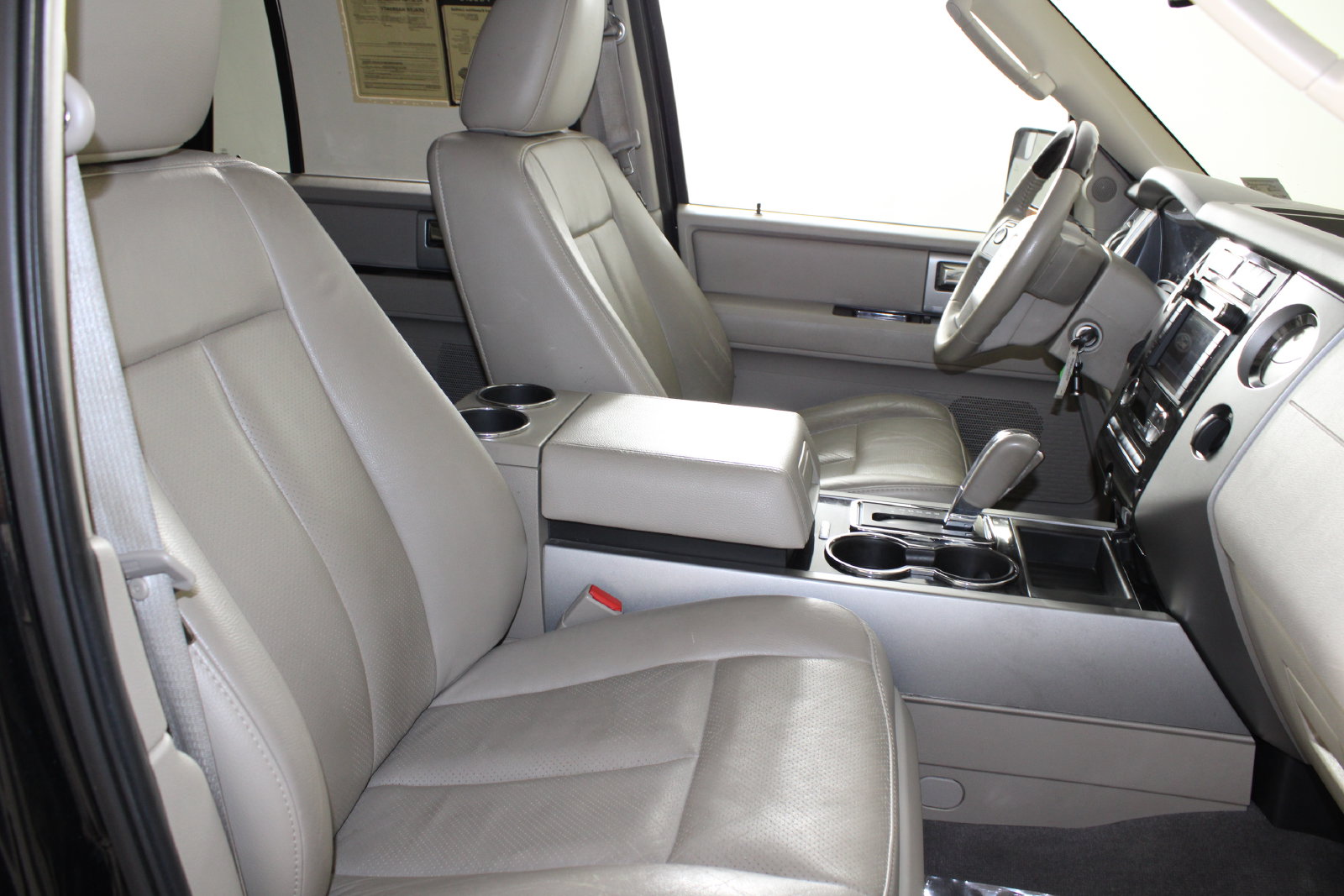 Used 2014 Black Ford Limited image 31