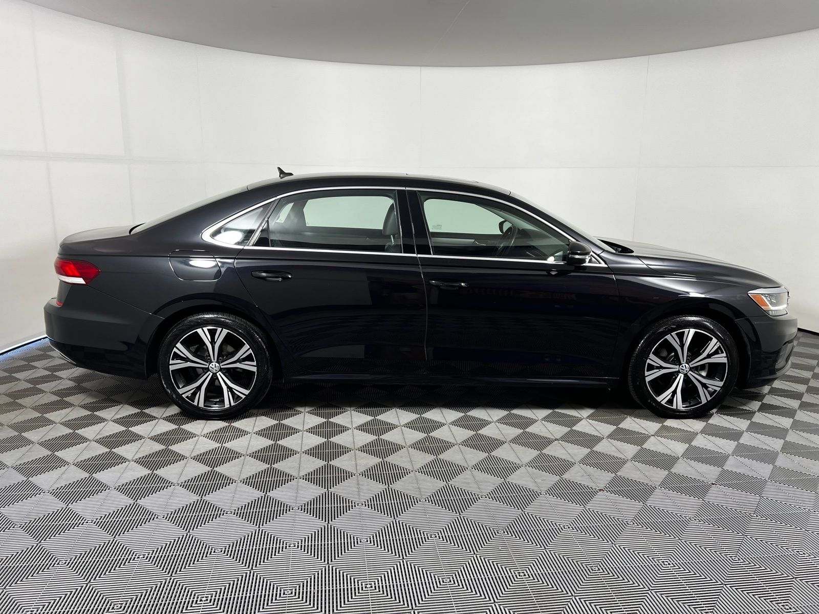 Thumbnail: 2022 Volkswagen Passat - 4