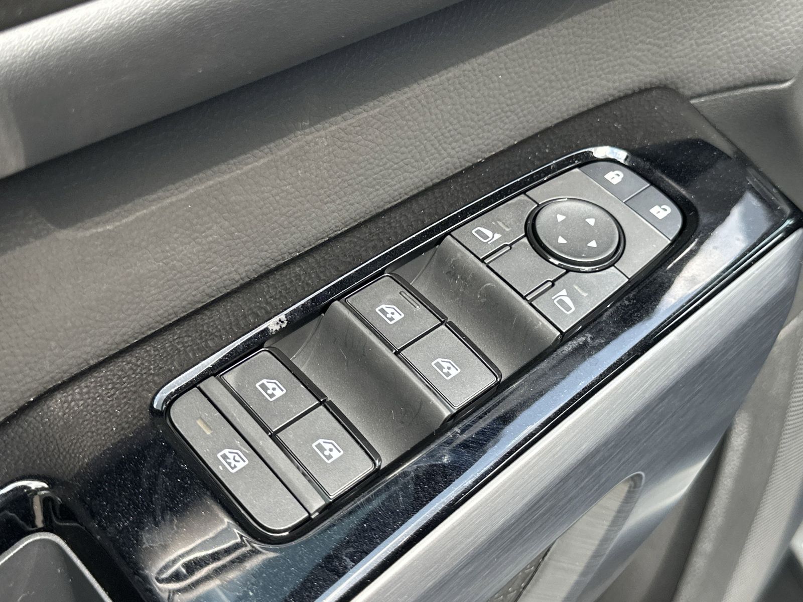 2025 Nissan Pathfinder SL photo 16