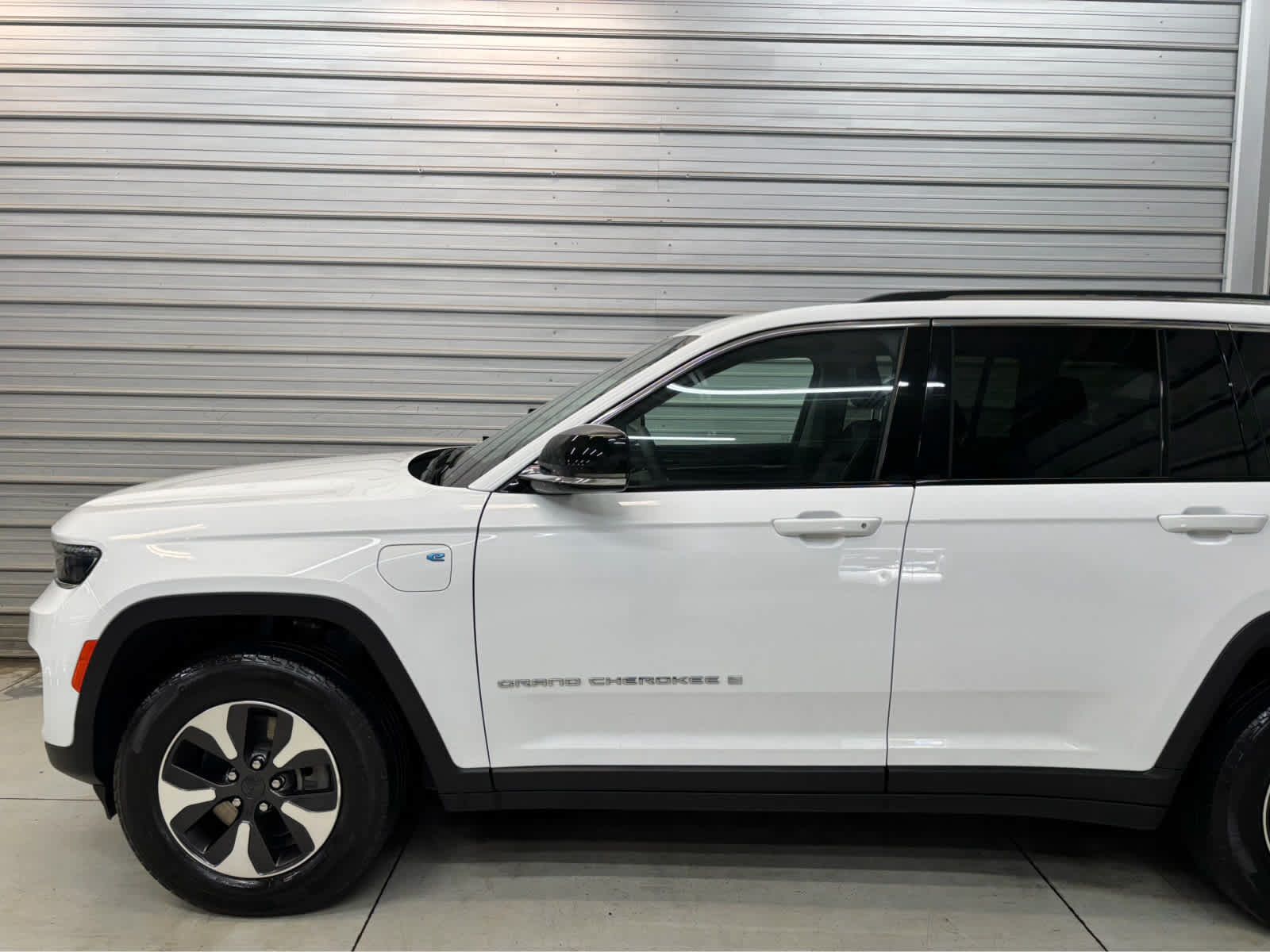 2023 Jeep Grand Cherokee 4xe - Image 3