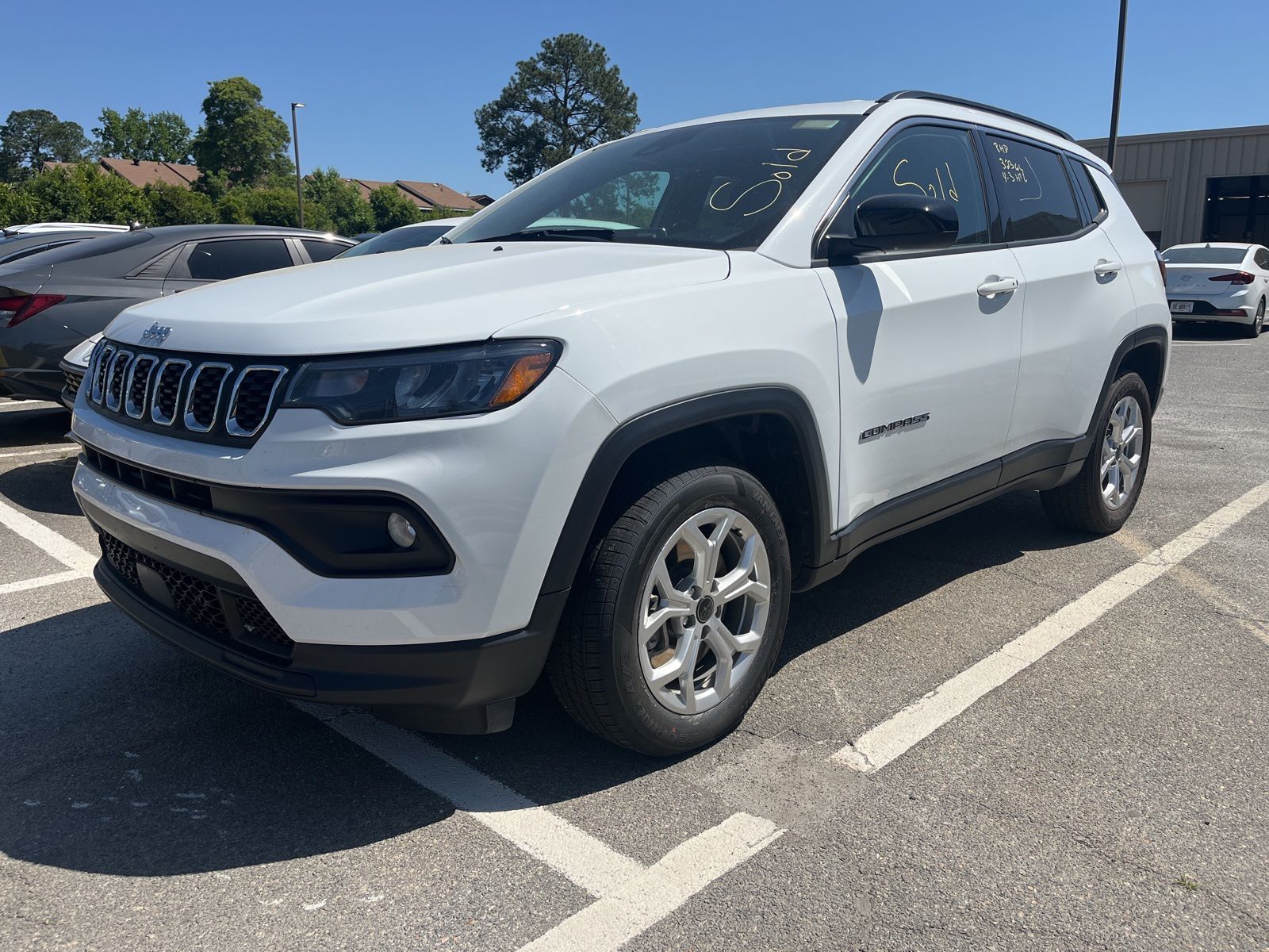 Used 2025 White Jeep Latitude image 3