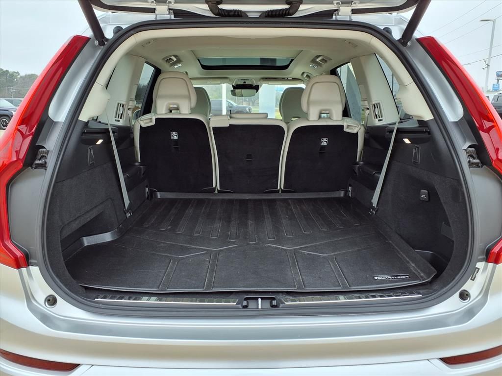 2022 Volvo XC90 T6 Momentum Silver at DeMontrond Auto Country