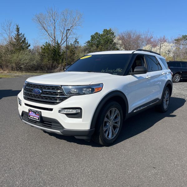 White Metallic 2023 Ford Explorer XLT AWD SUV / Crossover All-Wheel Drive Automatic