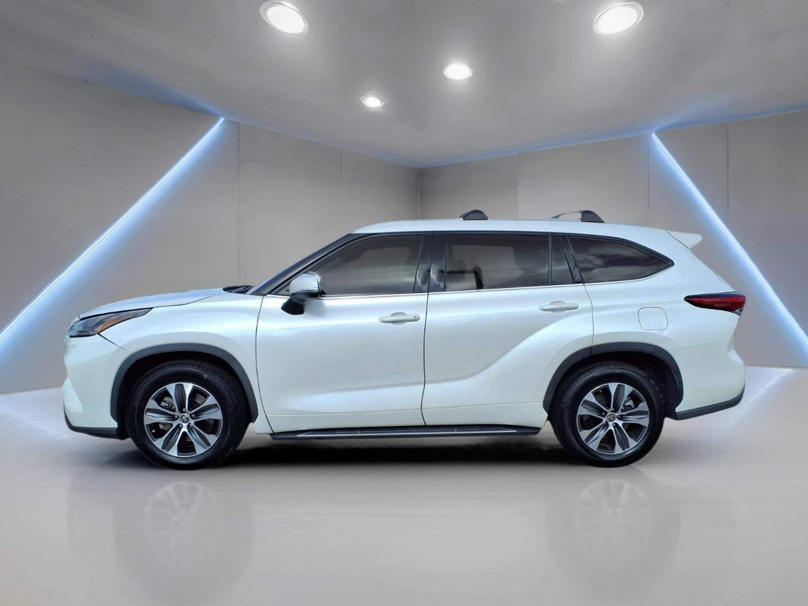 2021 Toyota Highlander XLE White at Gullo Toyota