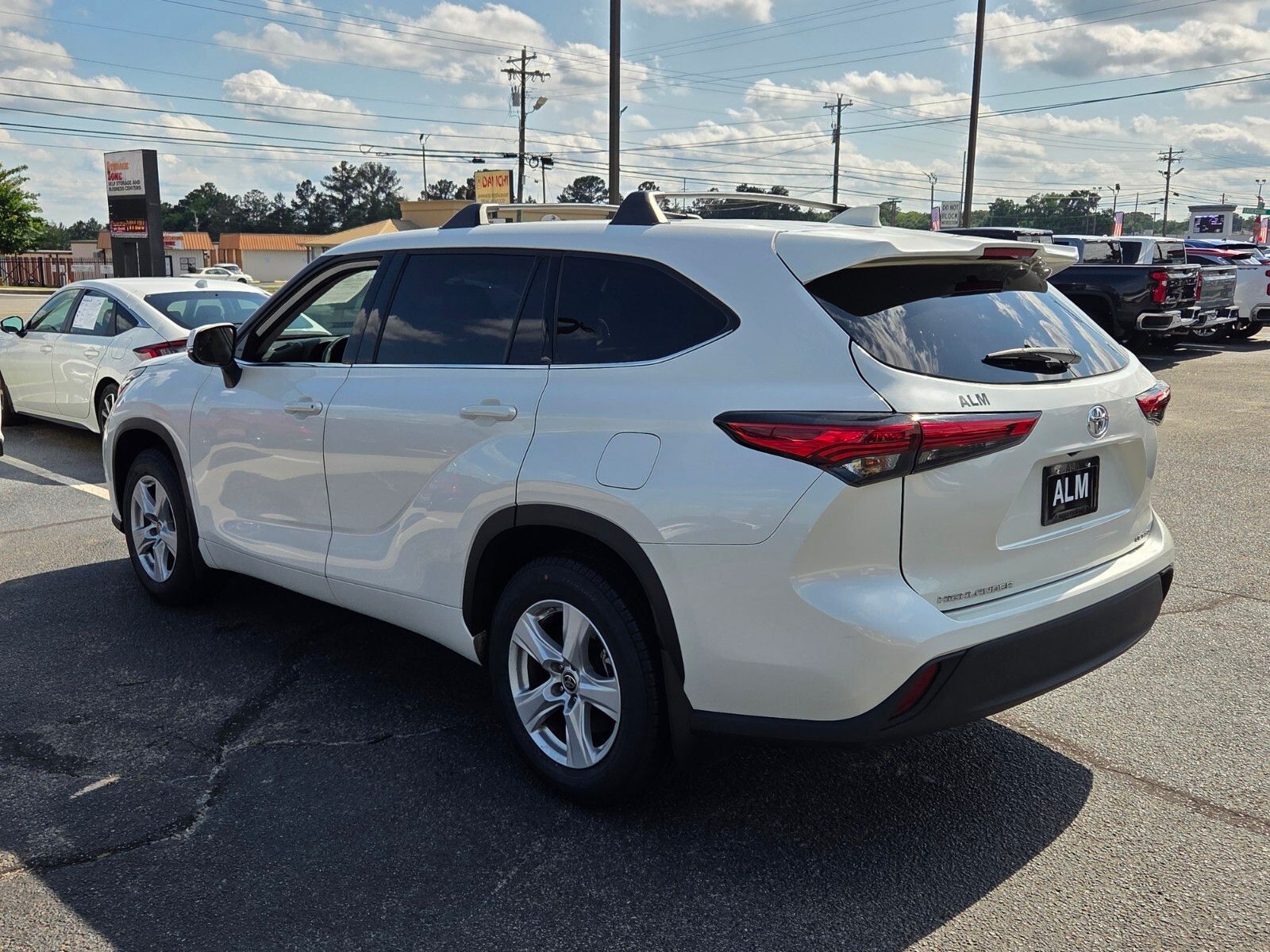 Used 2021 White Toyota LE image 10