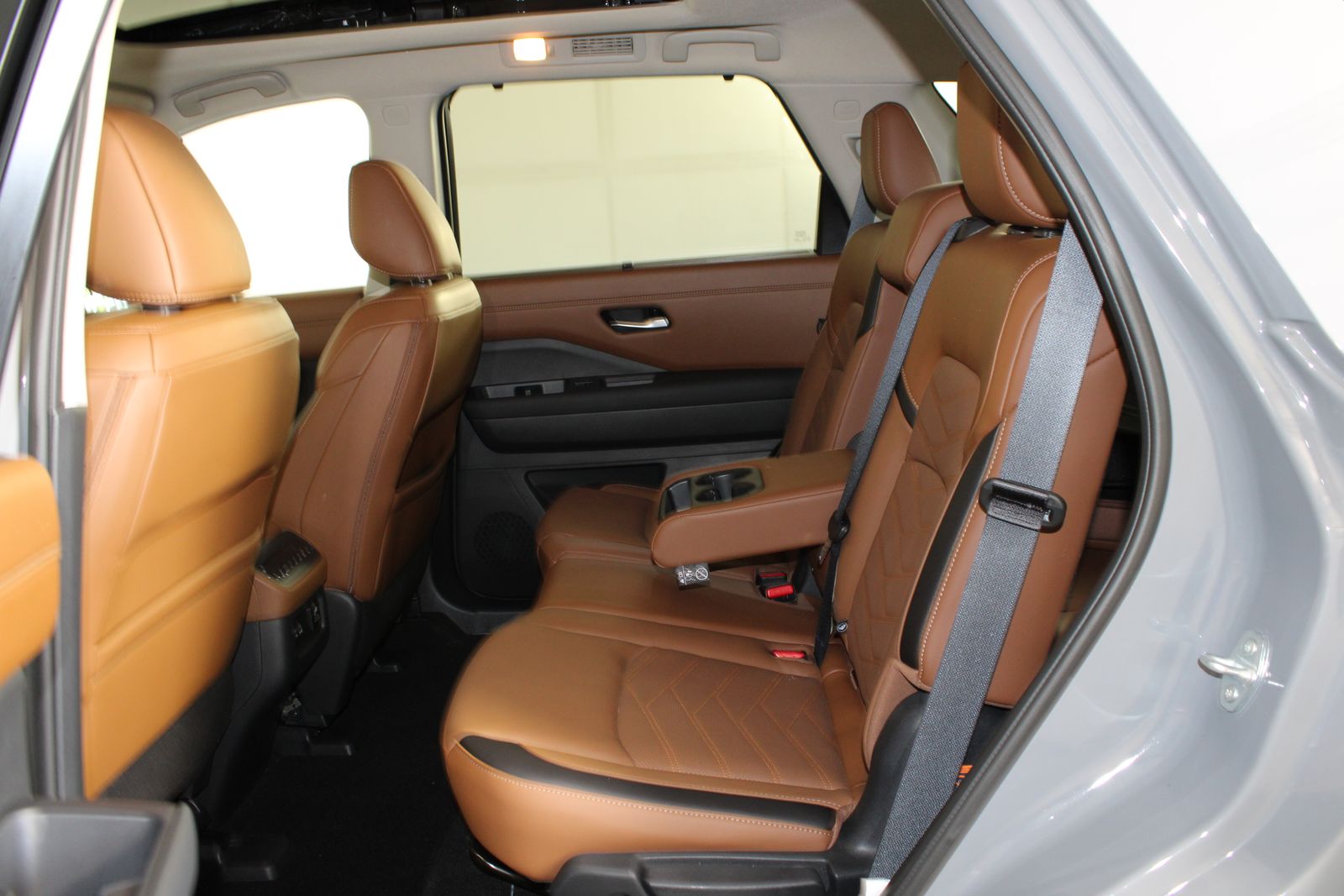 Used 2025 Gray Nissan Platinum image 5