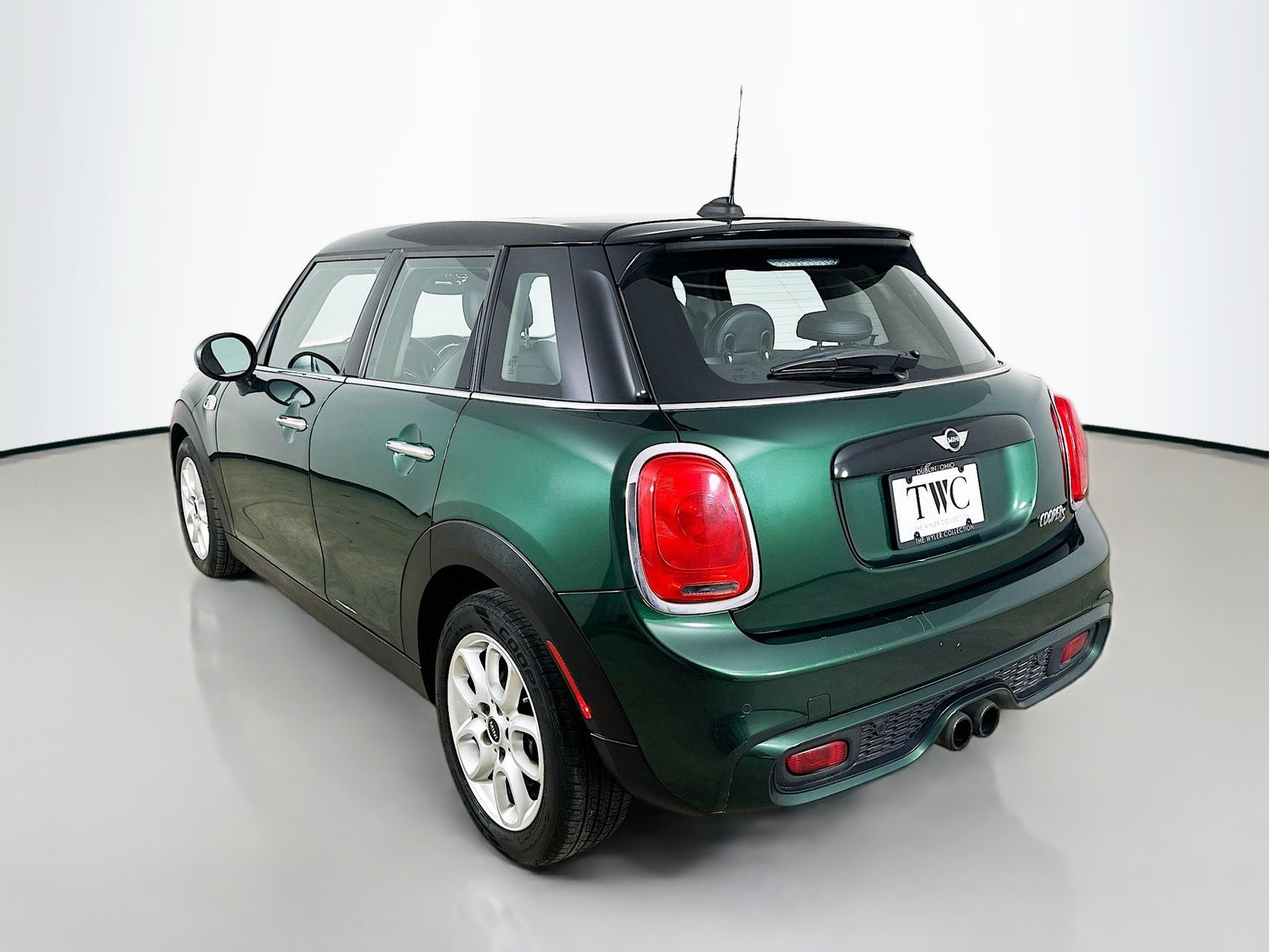 View vehicle photo 7