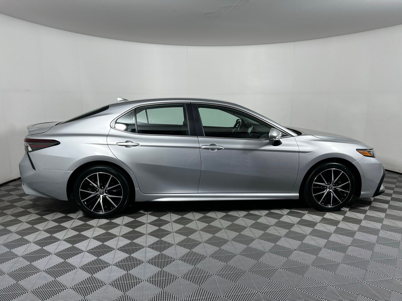 2024 Toyota Camry SE 4