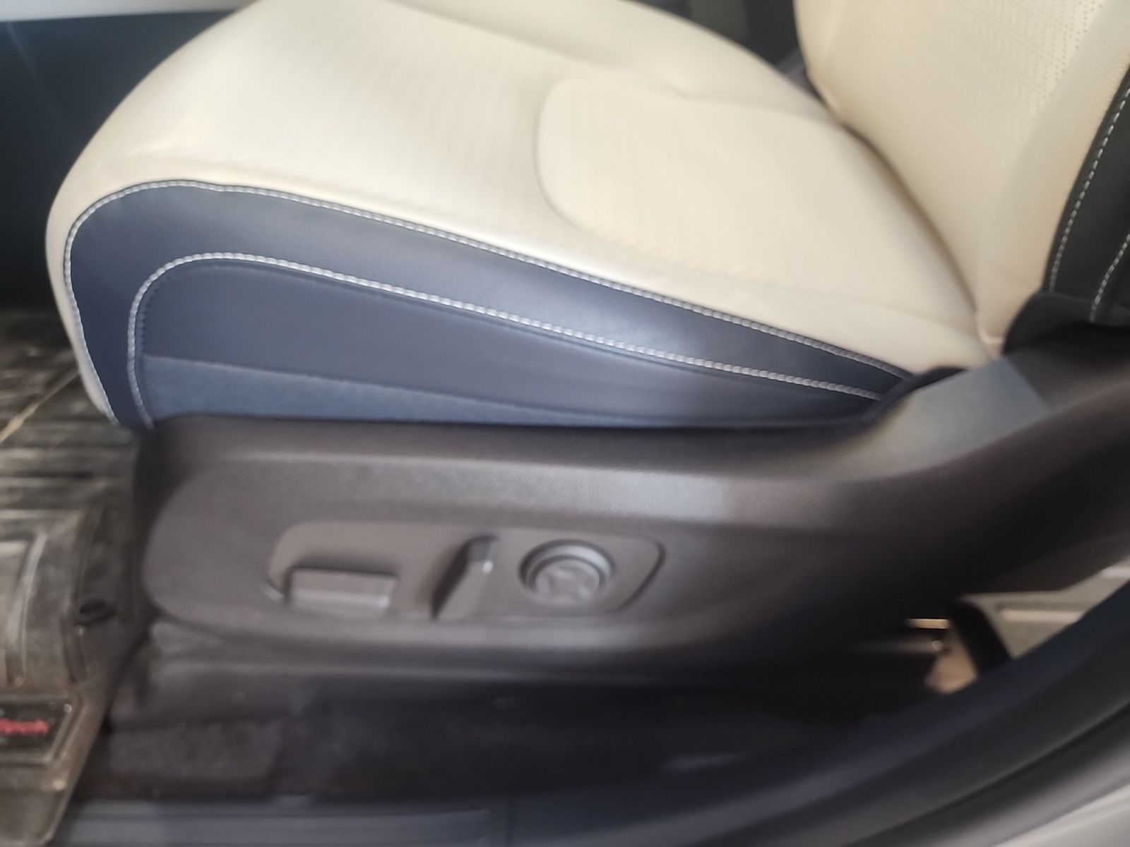 Used 2025 Ceramic Silver Kia SX Prestige image 27