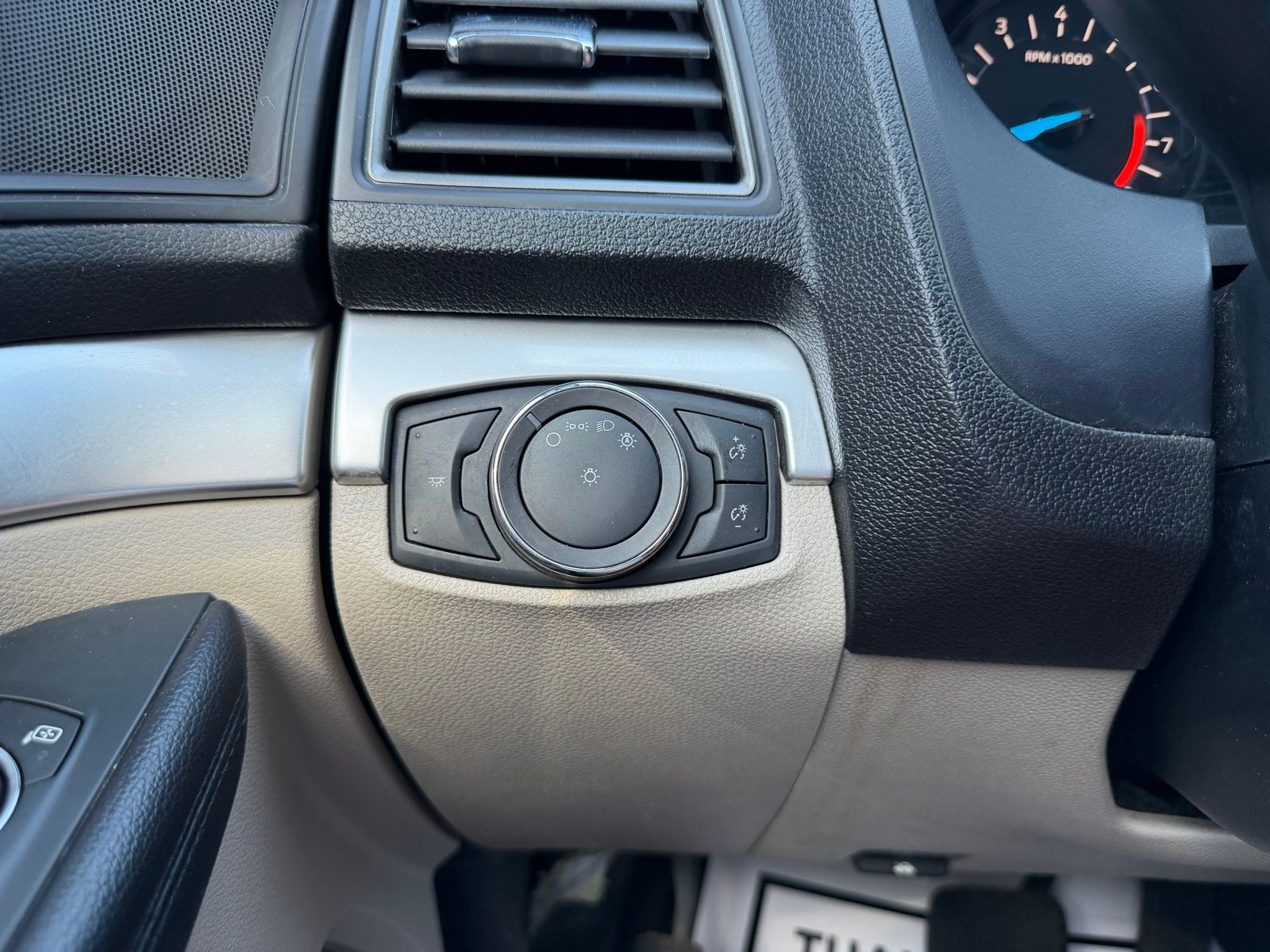 2018 Ford Explorer image 23