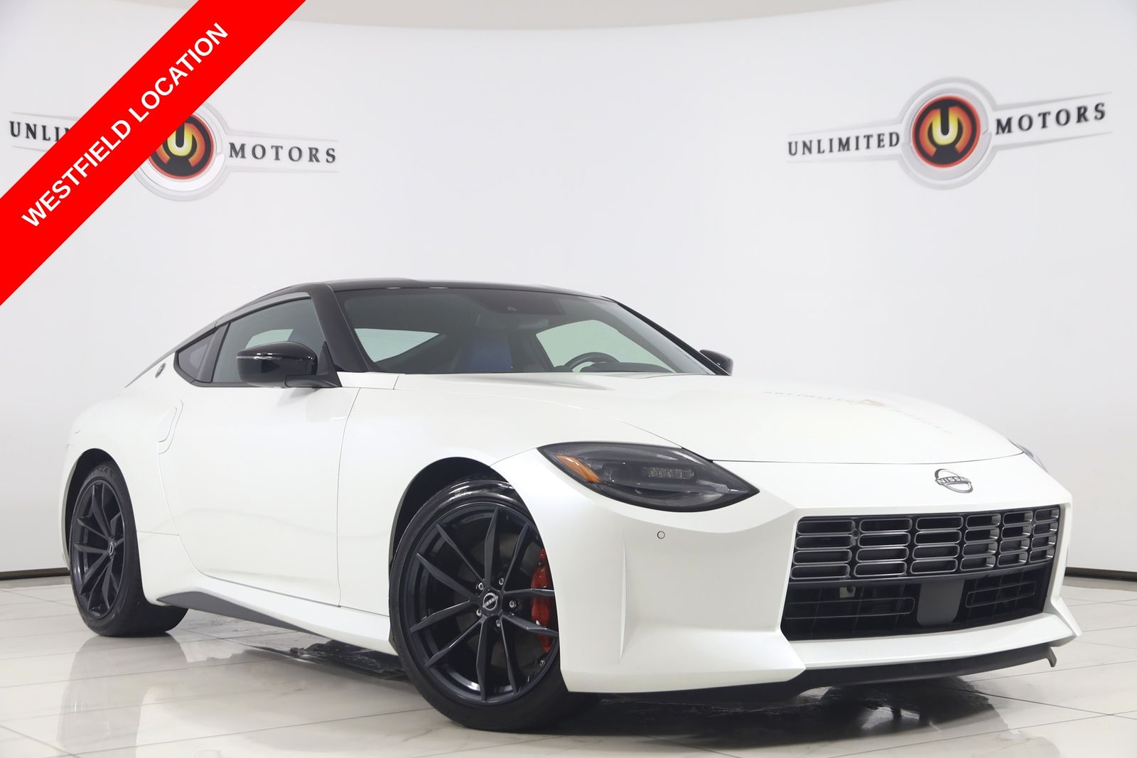 Everest White Pearl Tricoat/Super Black 2024 Nissan Z Coupe Rear-Wheel Drive 6-Speed Manual