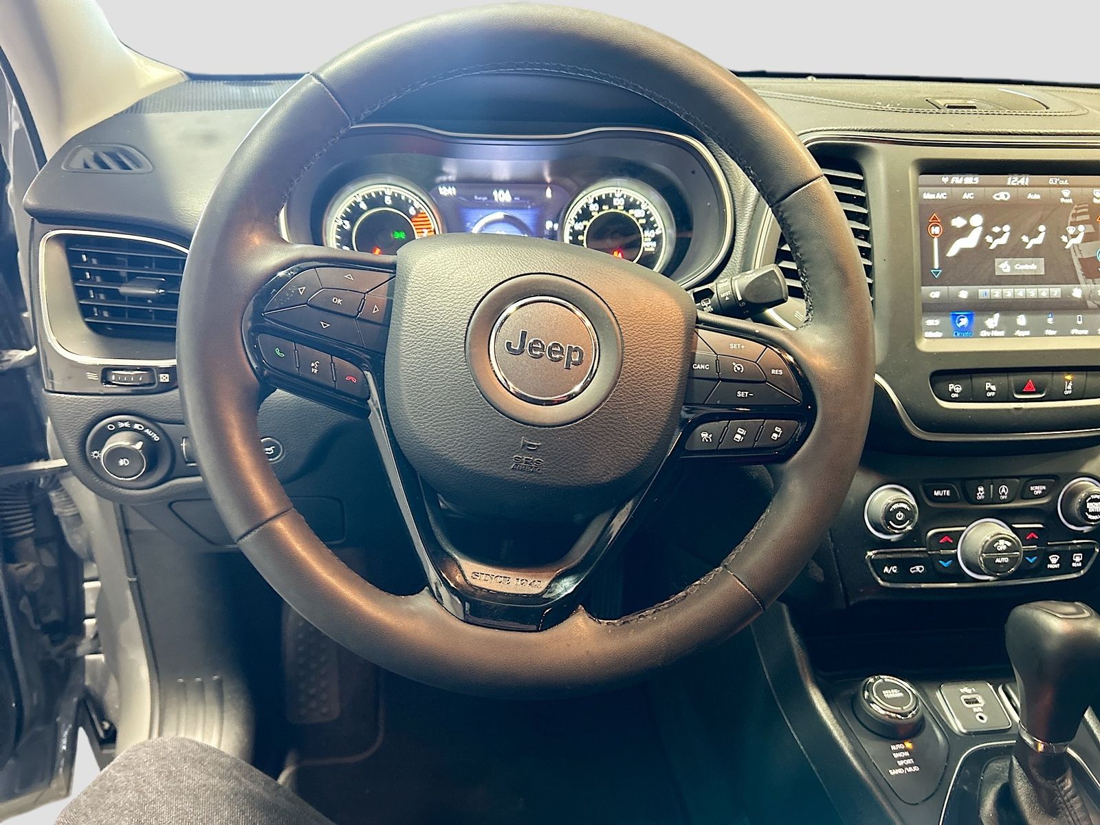 Used 2023 Gray Jeep Altitude image 11