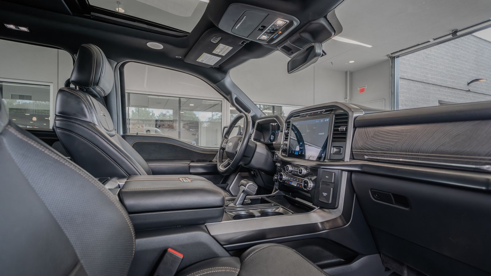 2022 Ford F-150 Platinum — foto completa 17 de 33